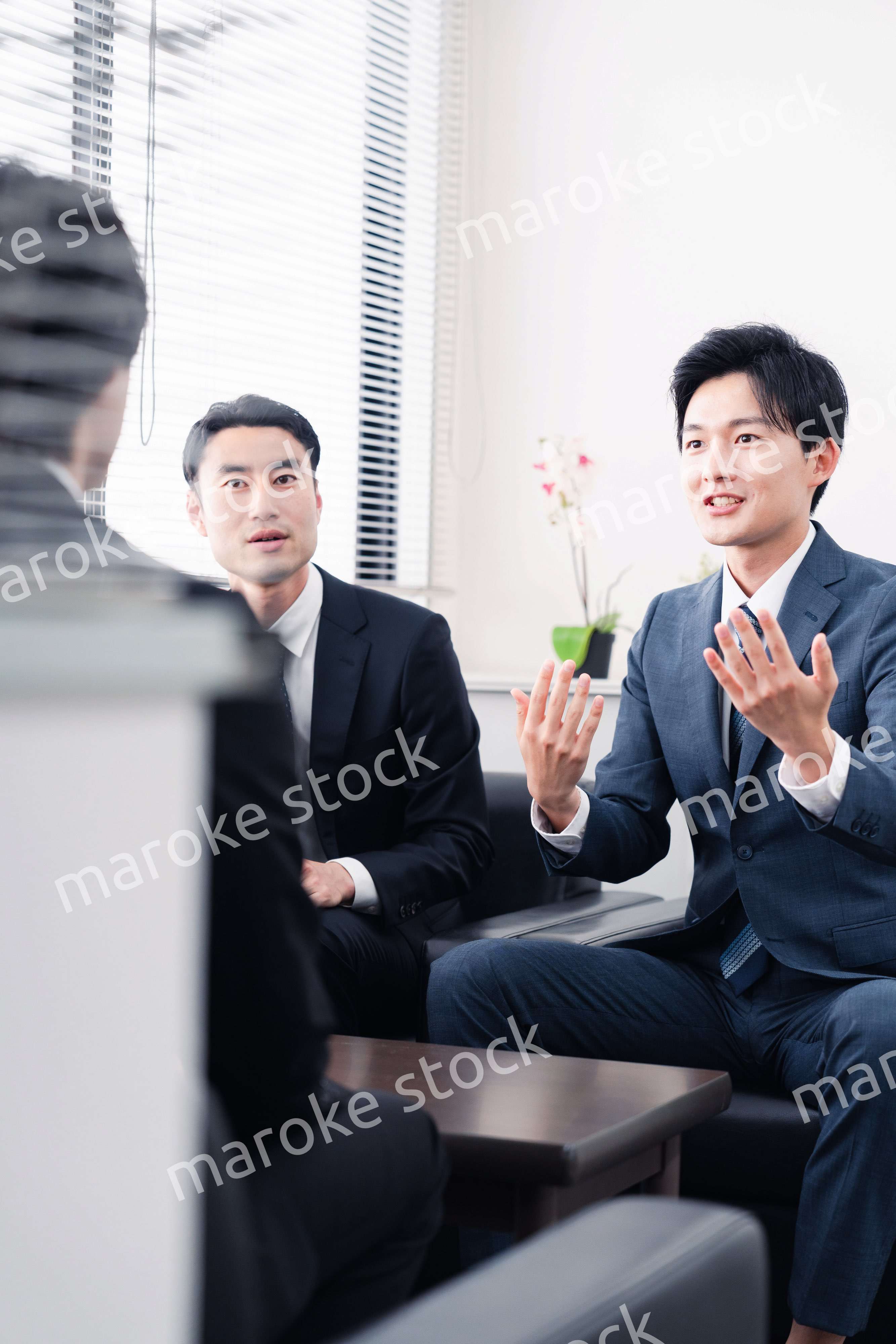 商談をする営業マン