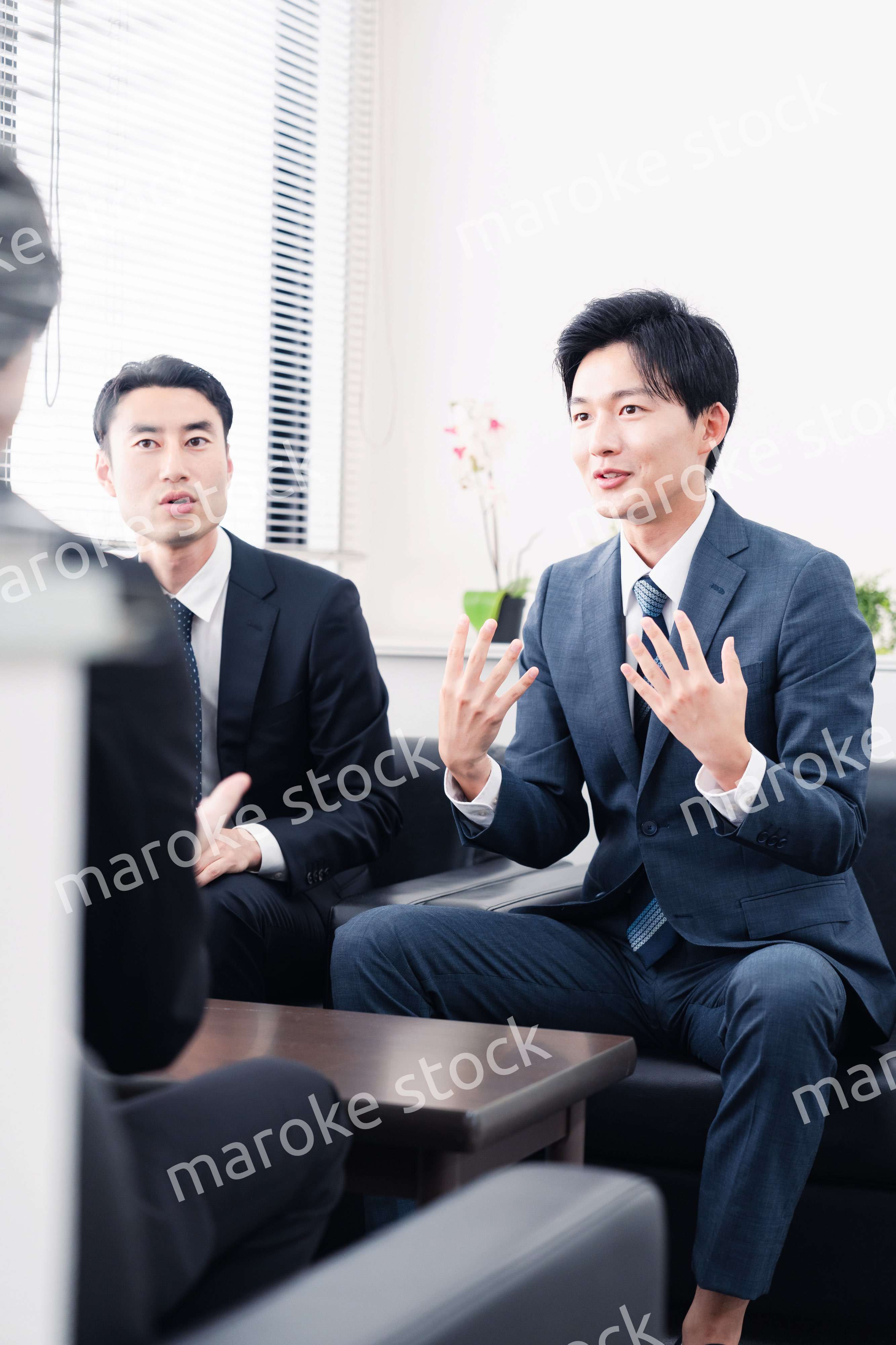 商談をする営業マン