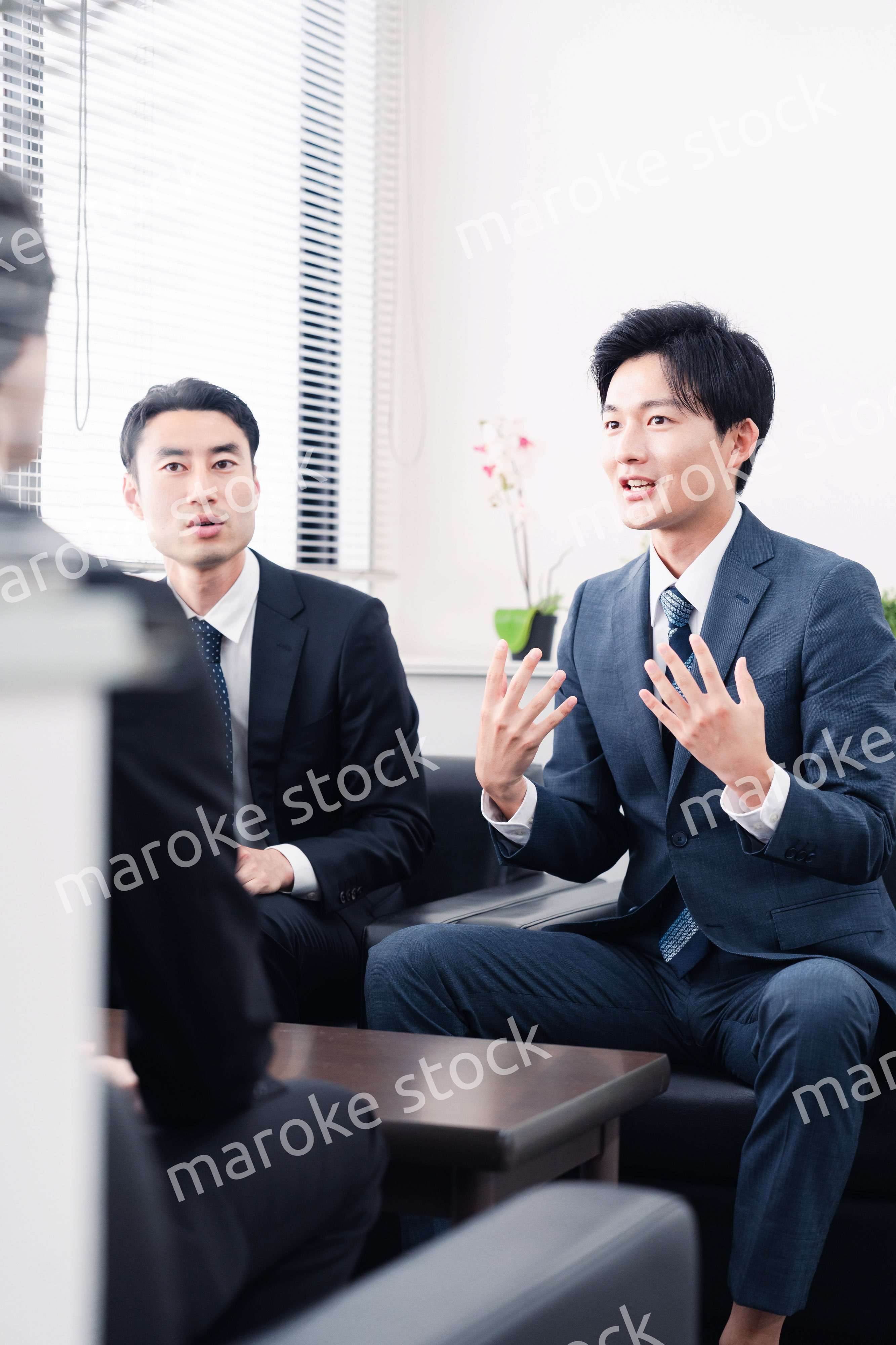 商談をする営業マン