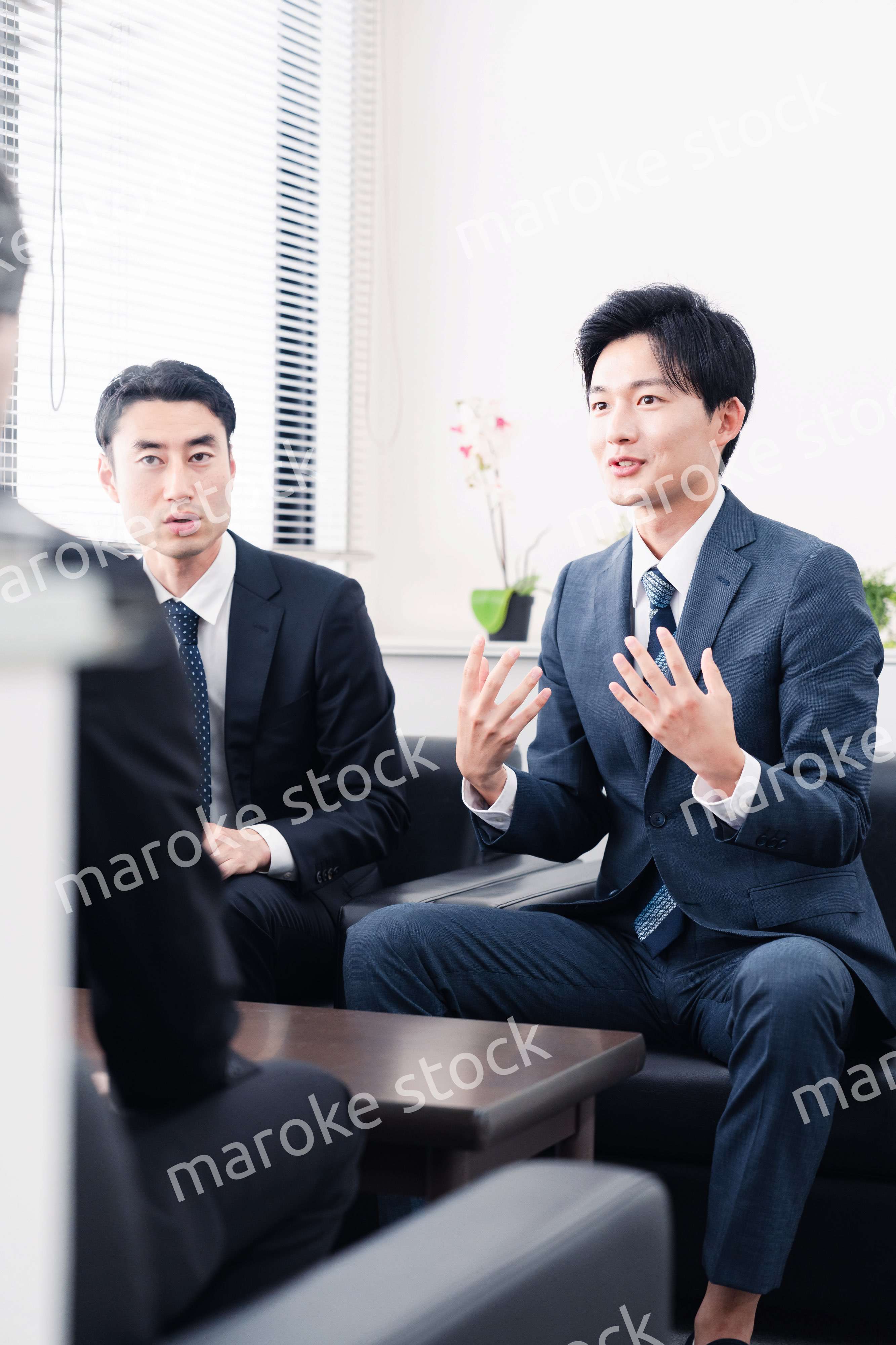 商談をする営業マン