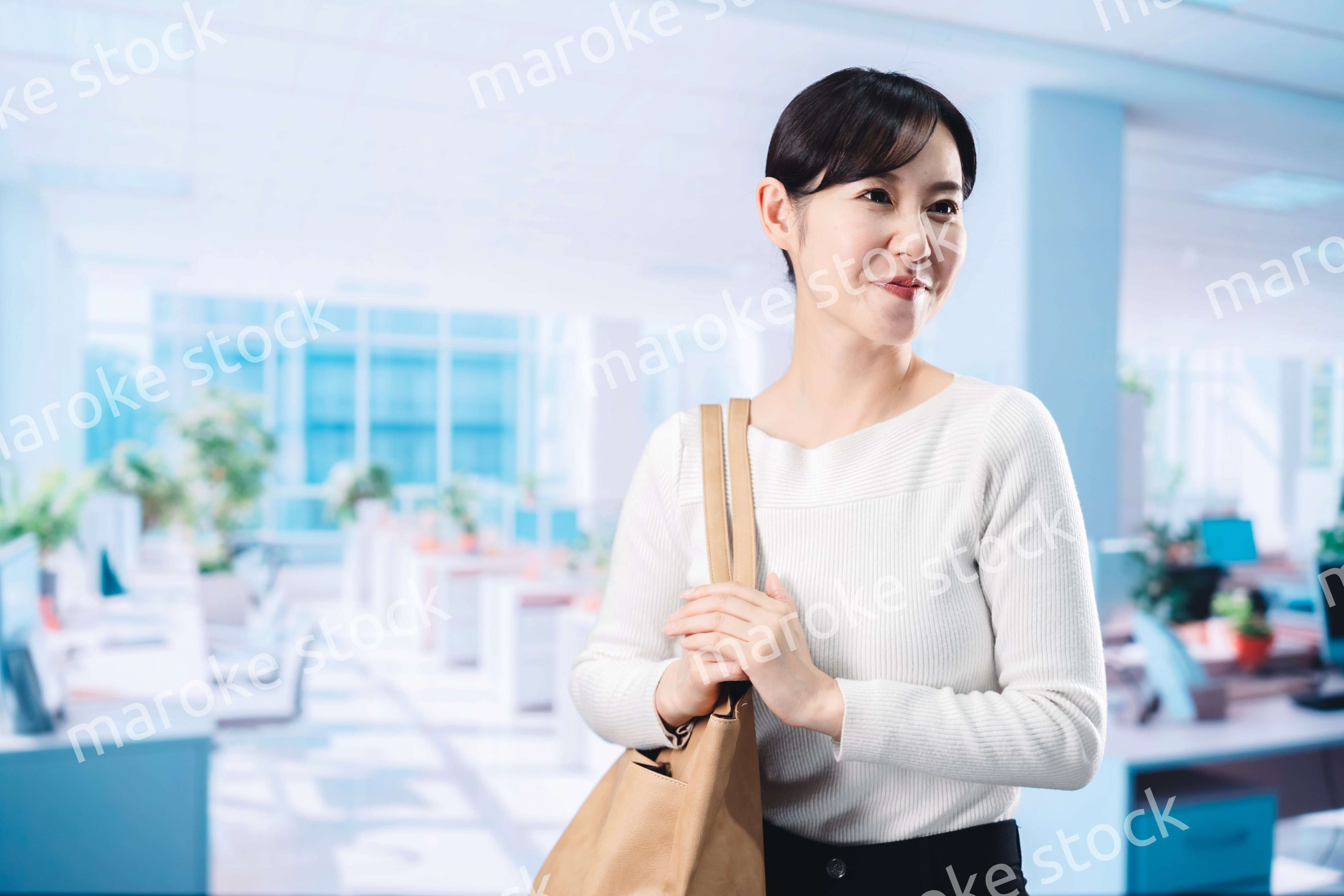 オフィスカジュアルで出勤する女性