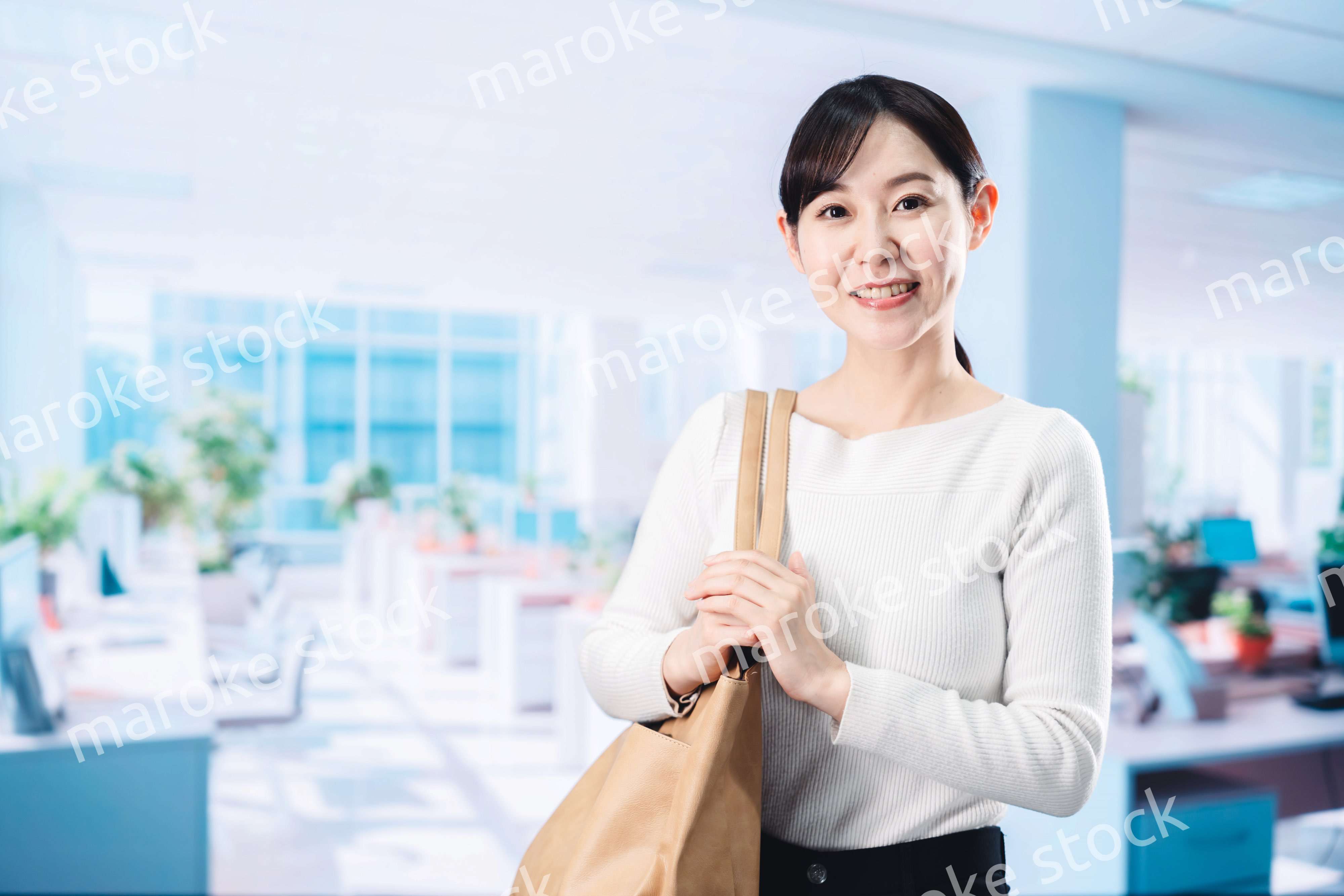 オフィスカジュアルで出勤する女性