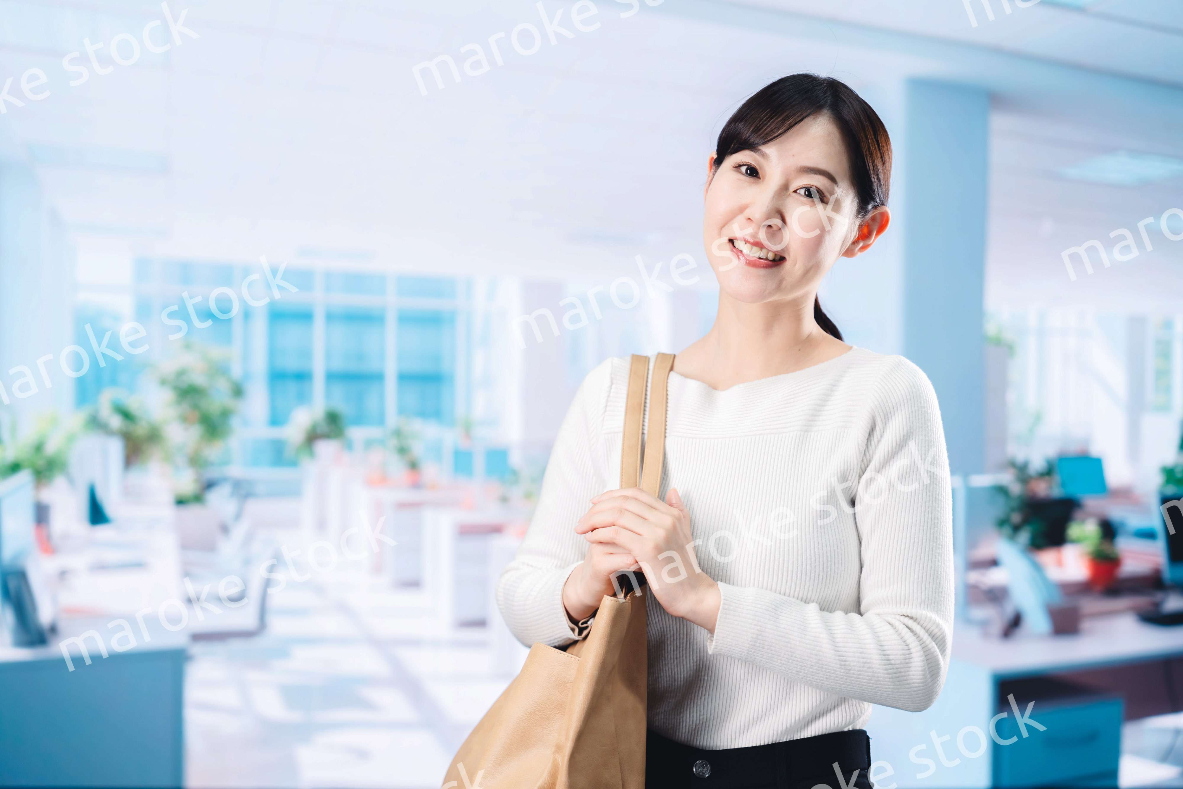 オフィスカジュアルで出勤する女性