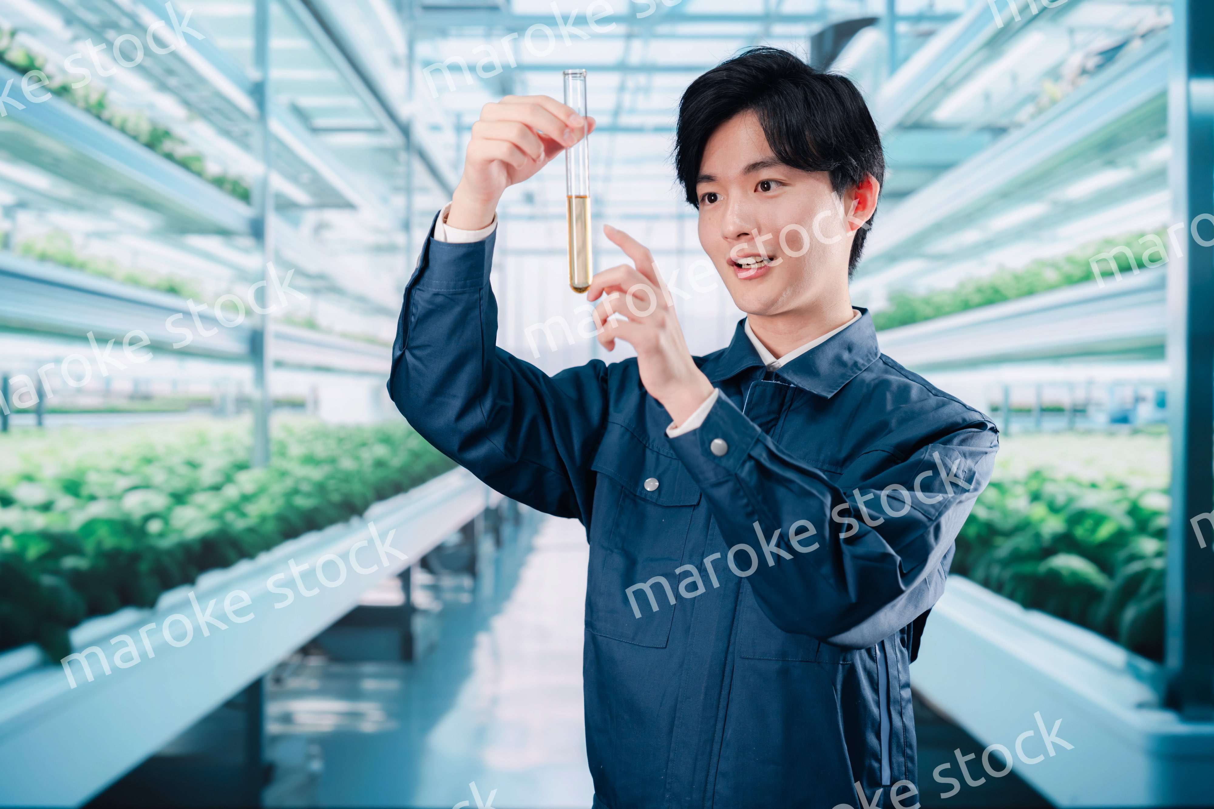 作業服で農薬の研究をする技術者