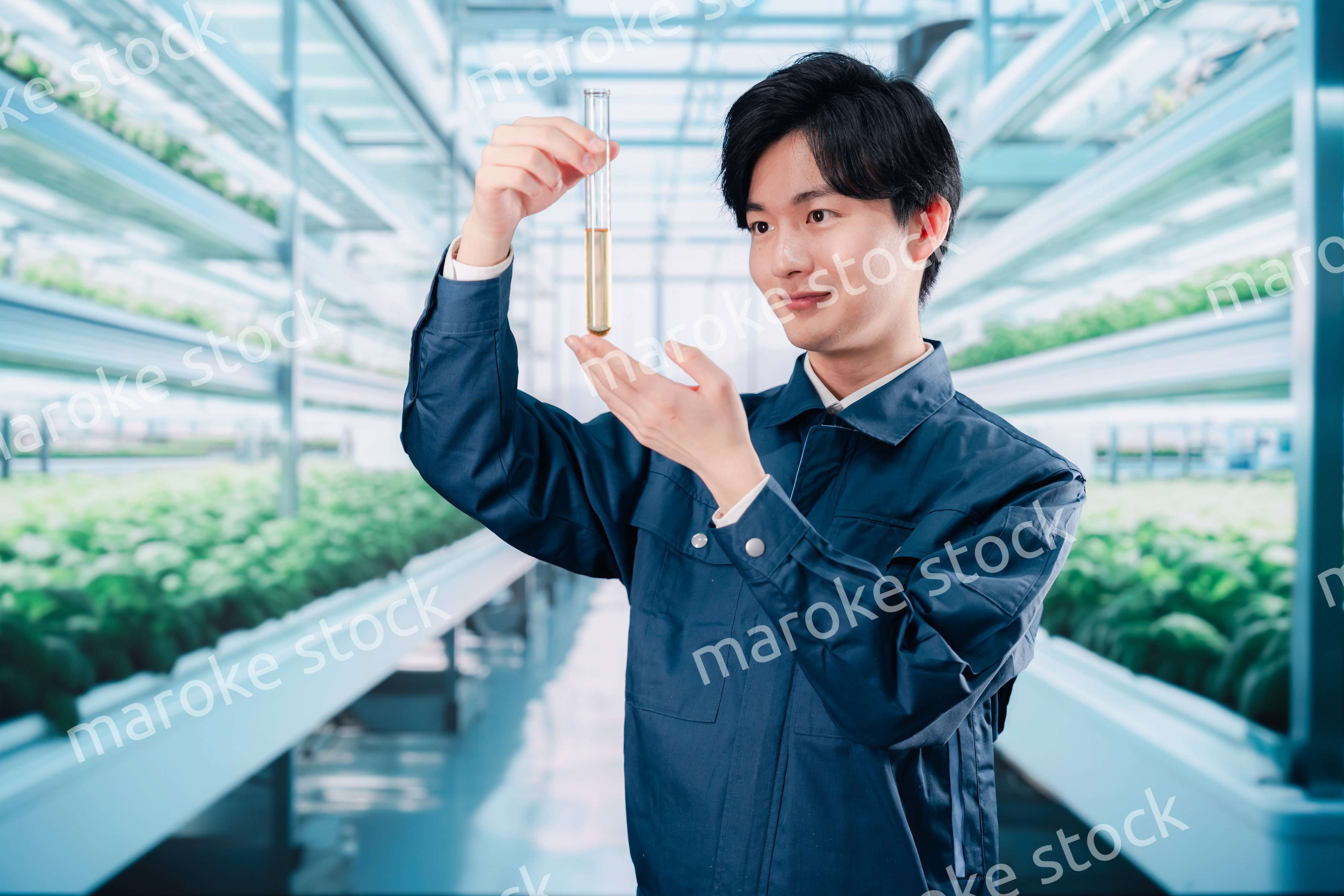 作業服で農薬の研究をする技術者