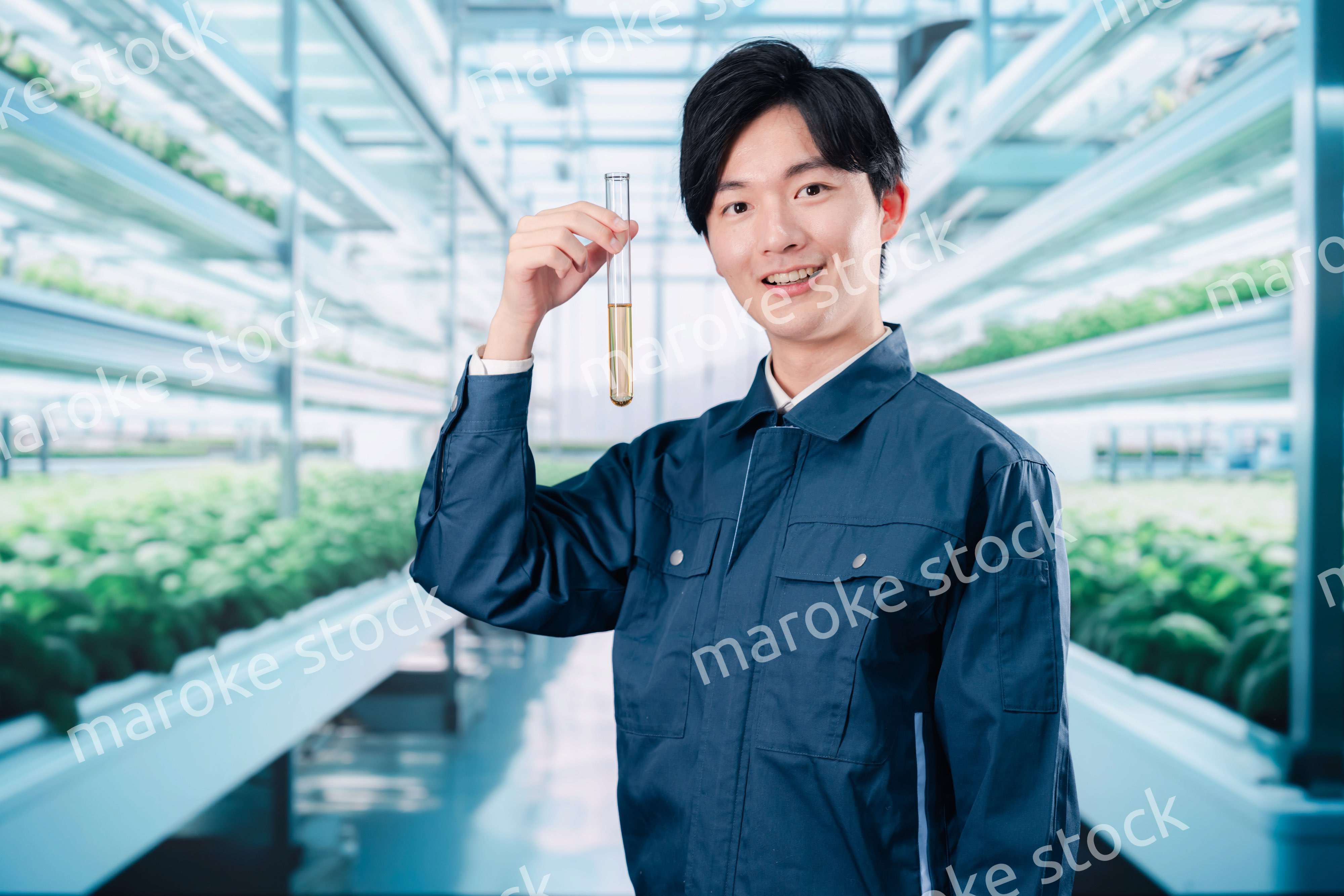 作業服で農薬の研究をする技術者