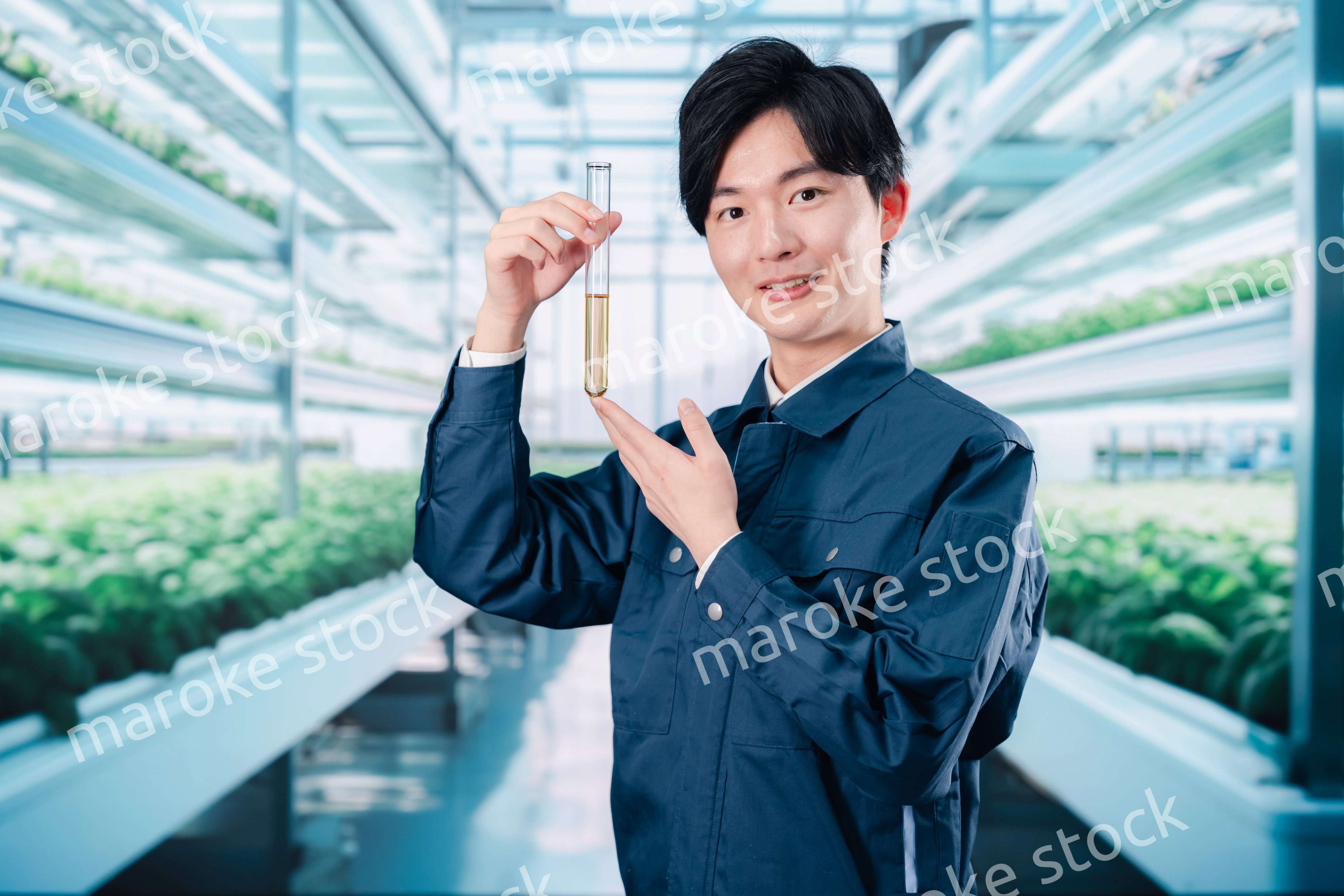 作業服で農薬の研究をする技術者