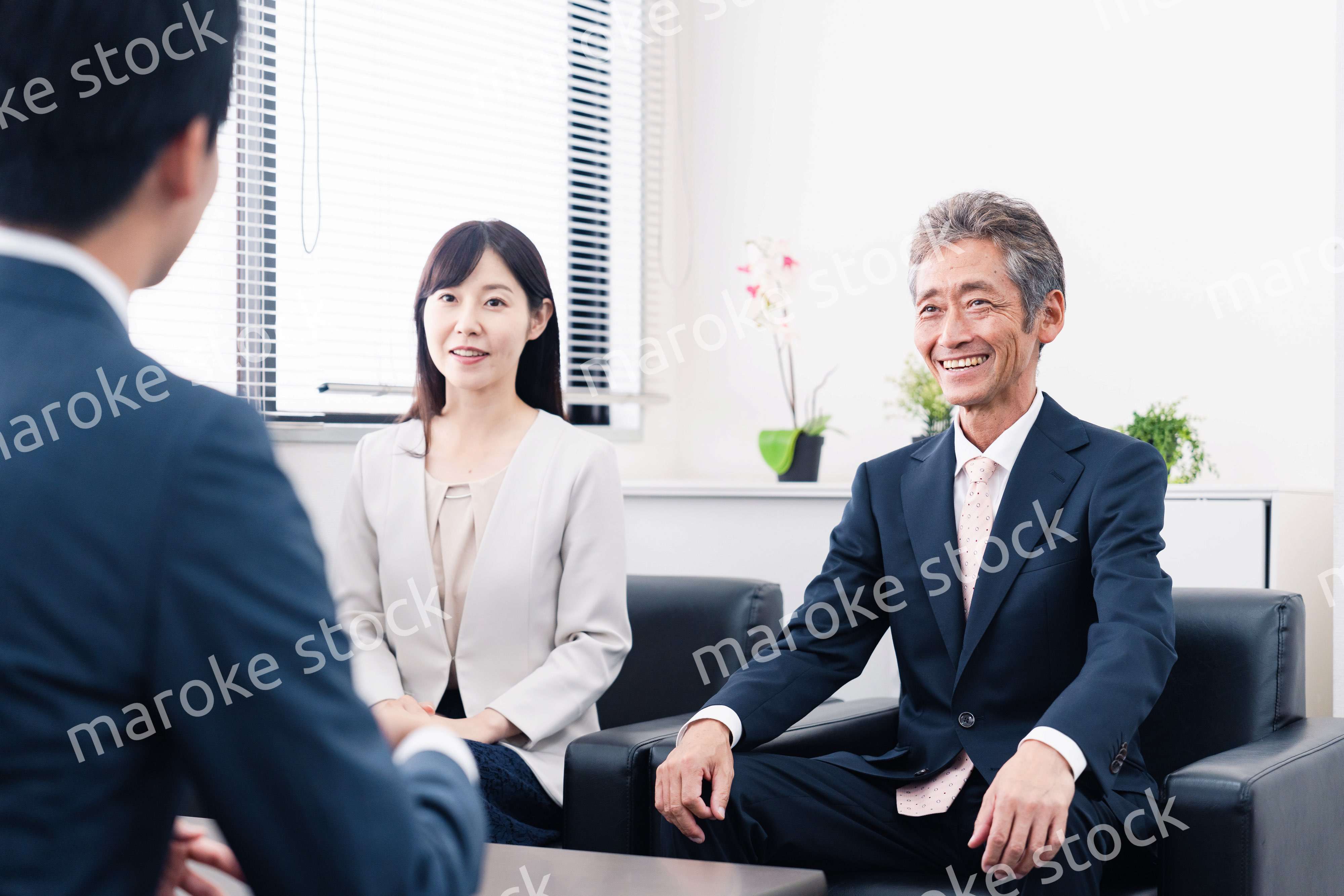 にこやかに商談をするビジネスパーソン