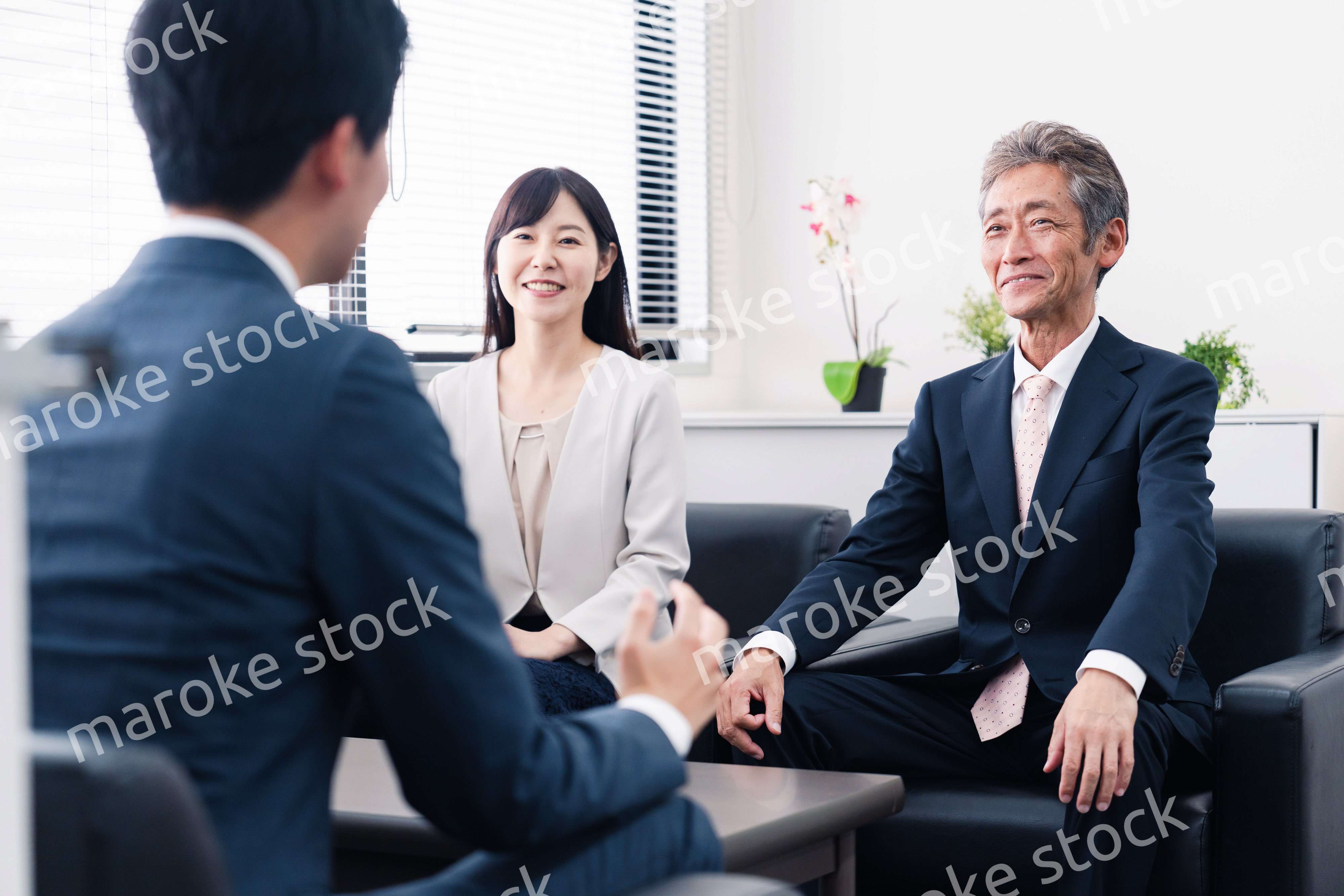 にこやかに商談をするビジネスパーソン