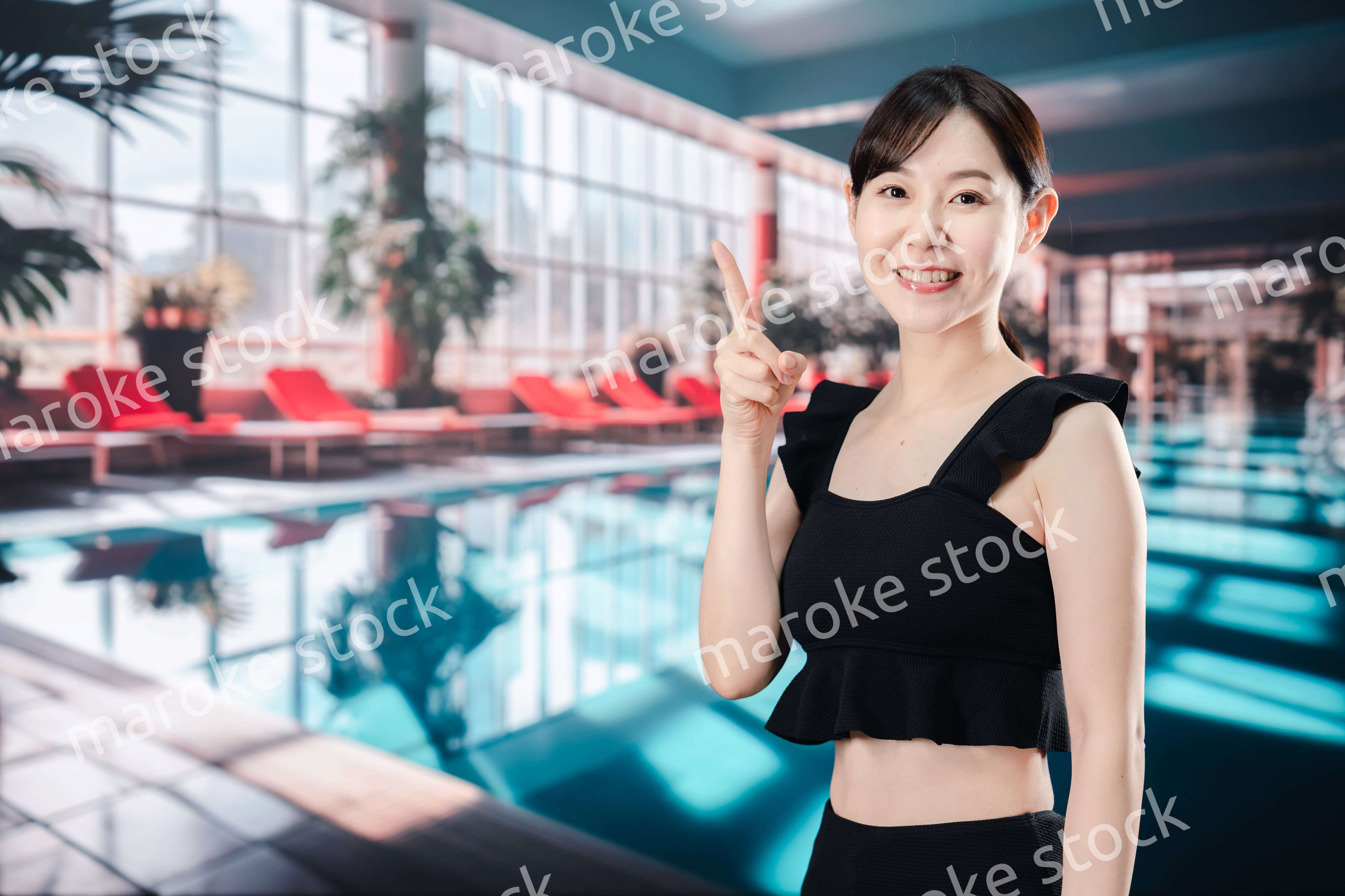 楽しくプールに入る若い女性