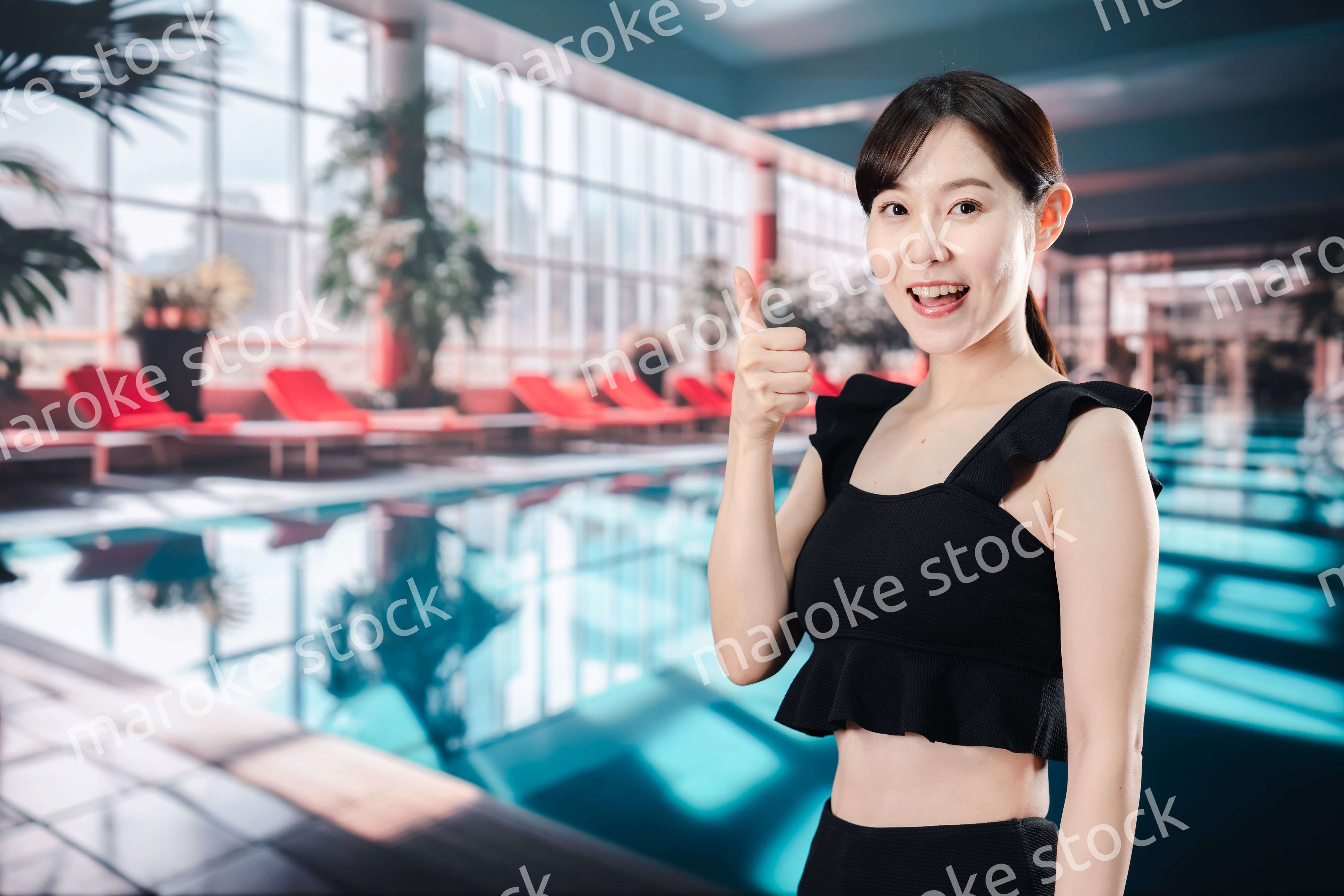 楽しくプールに入る若い女性