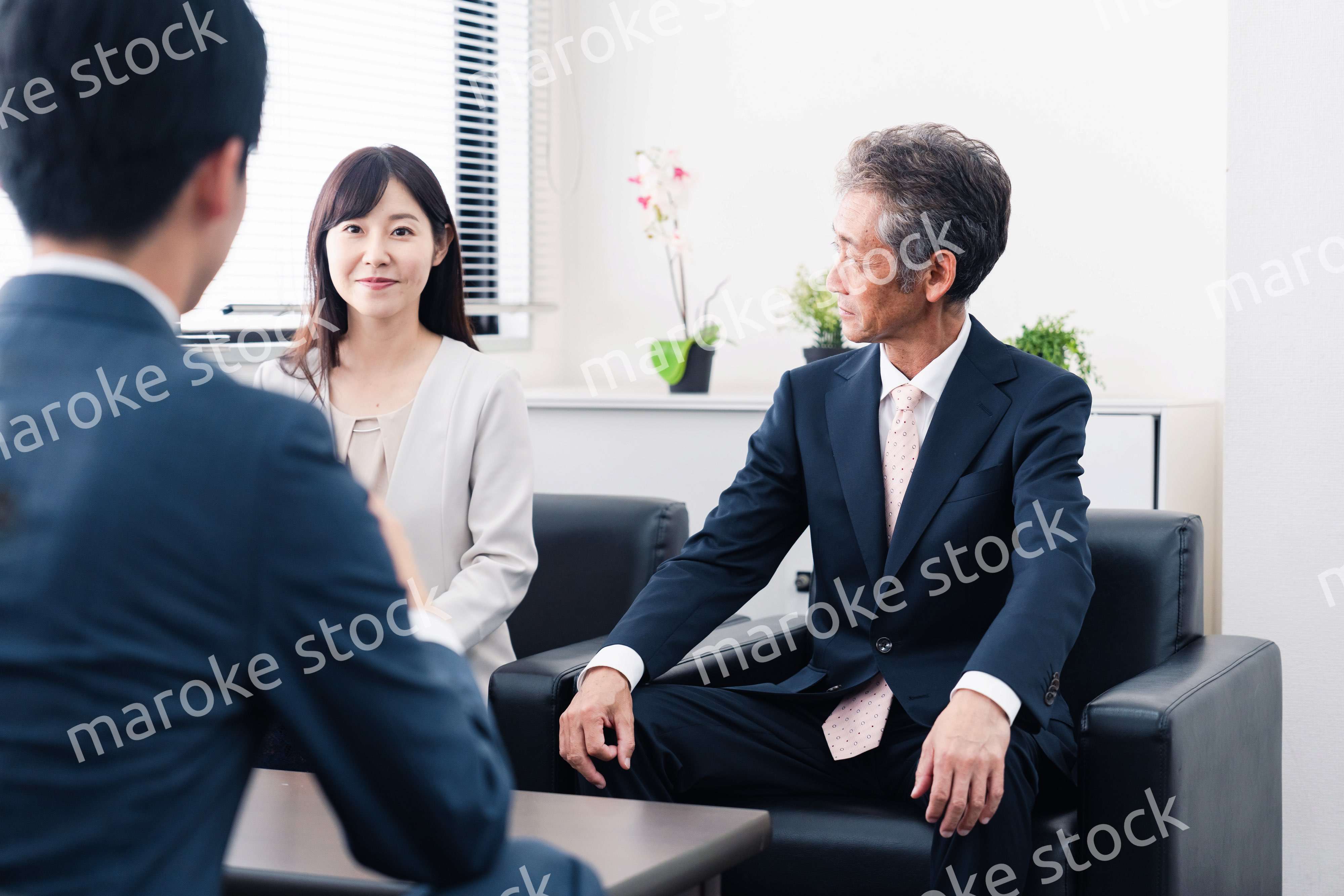 にこやかに商談をするビジネスパーソン