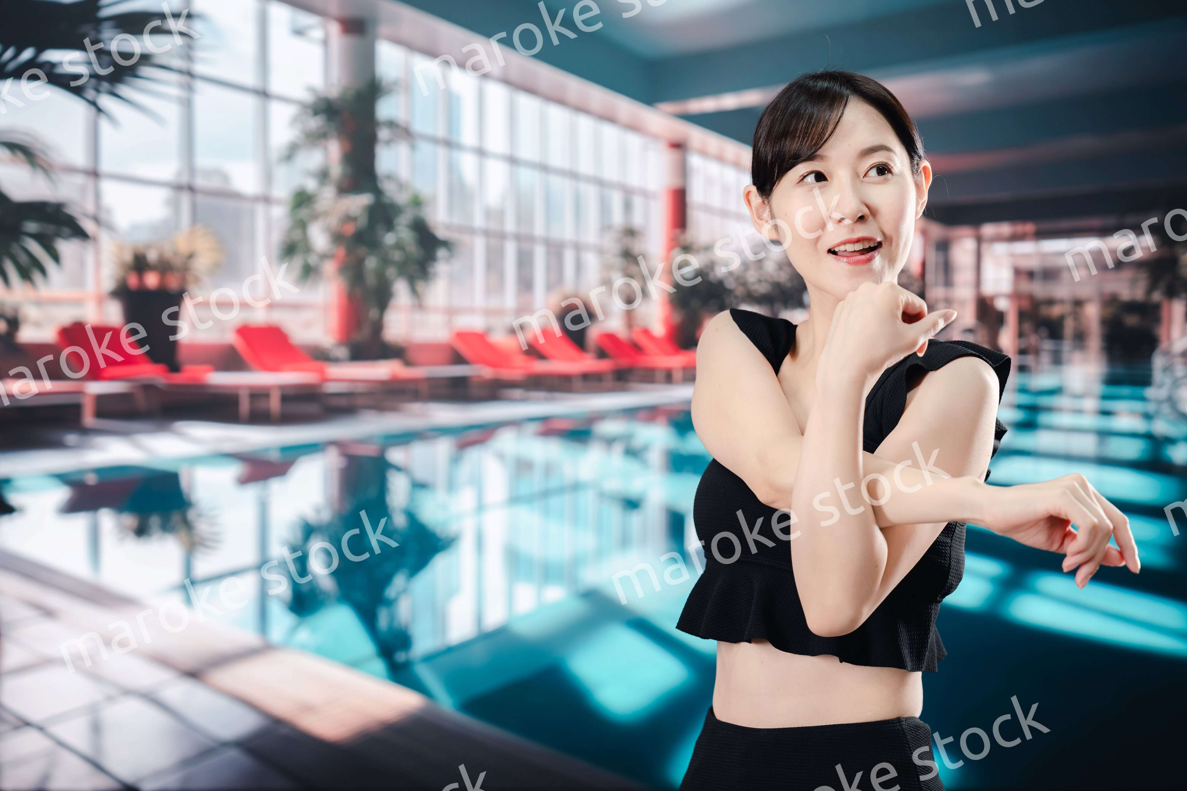 楽しくプールに入る若い女性