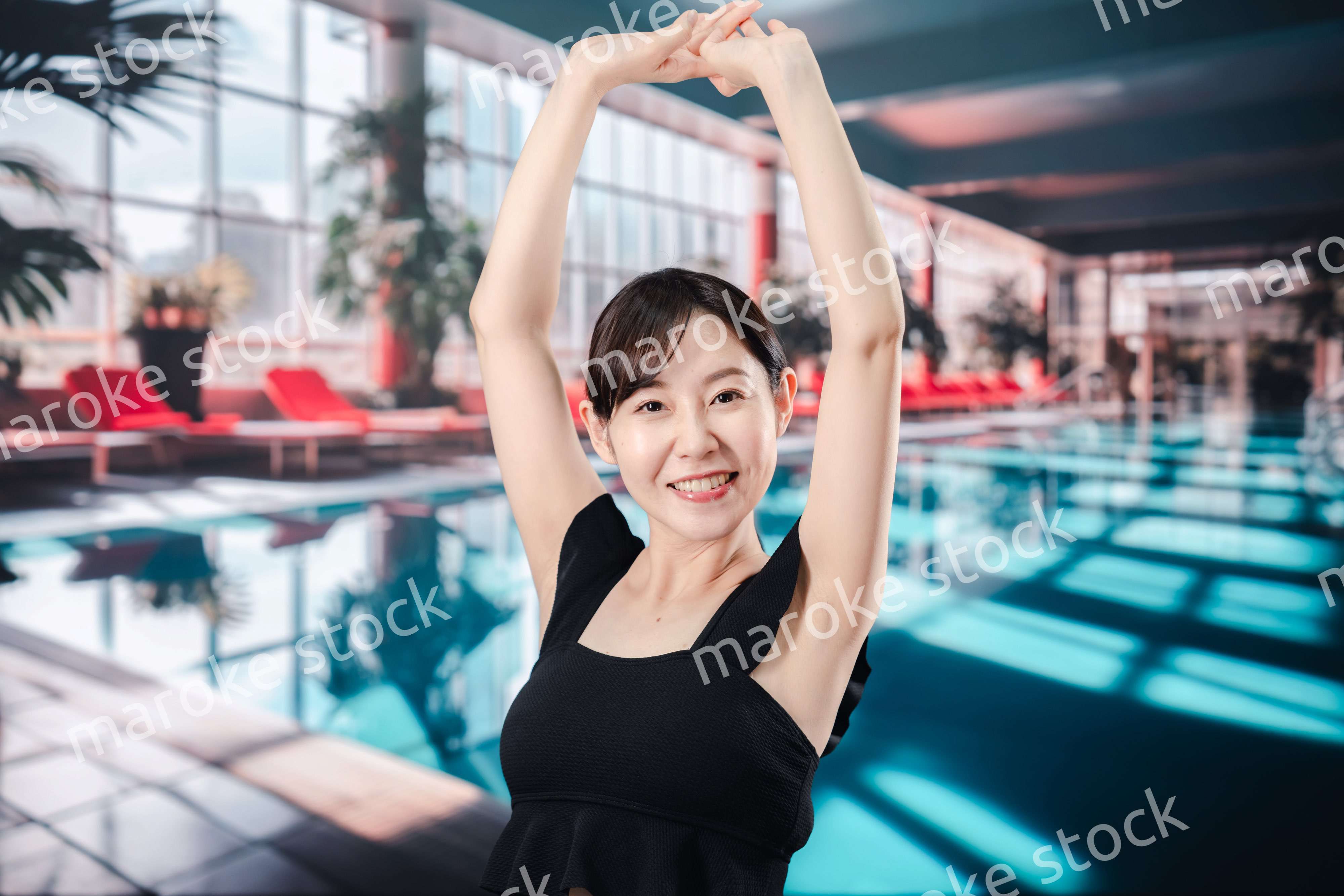 楽しくプールに入る若い女性