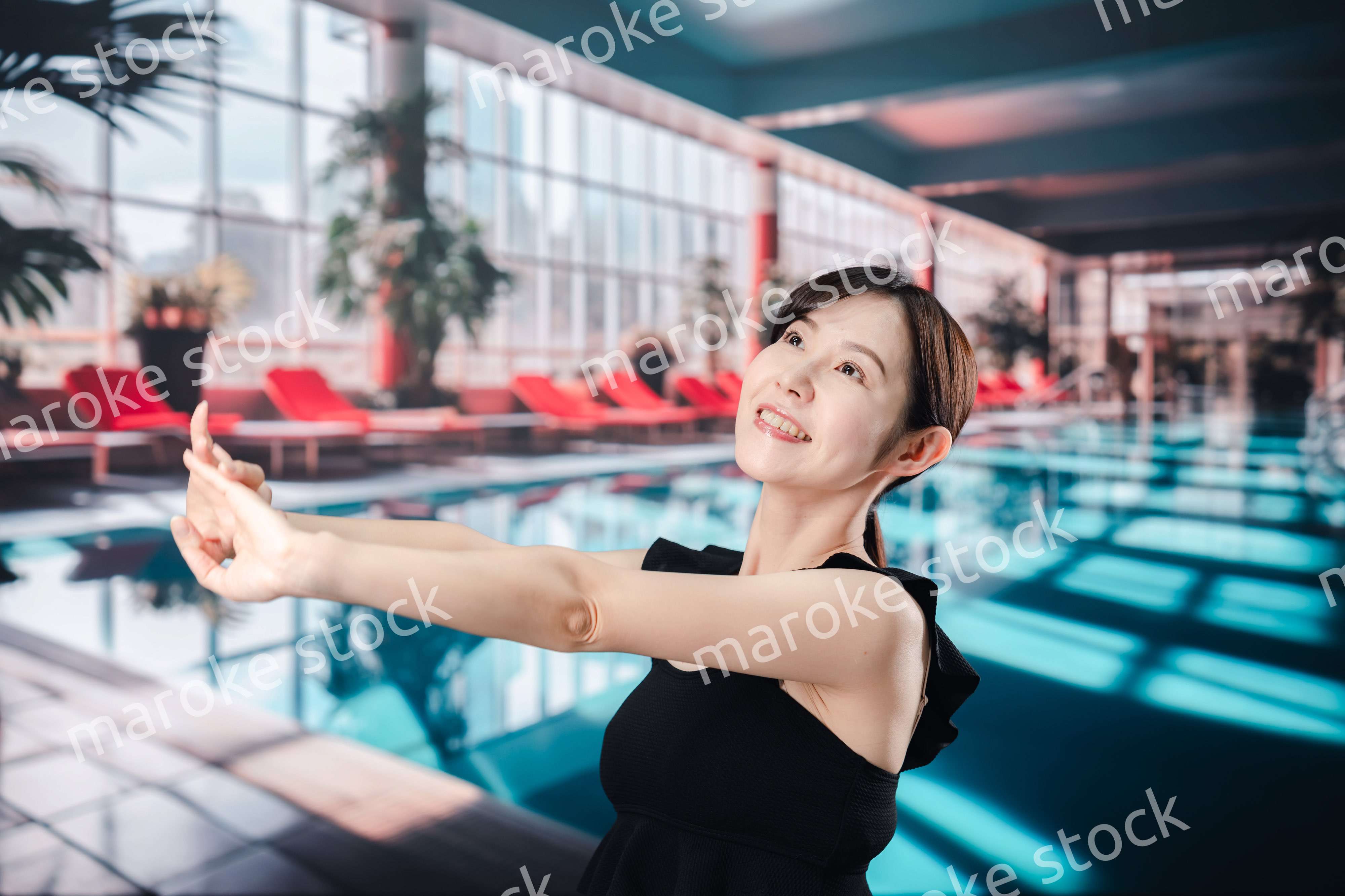 楽しくプールに入る若い女性