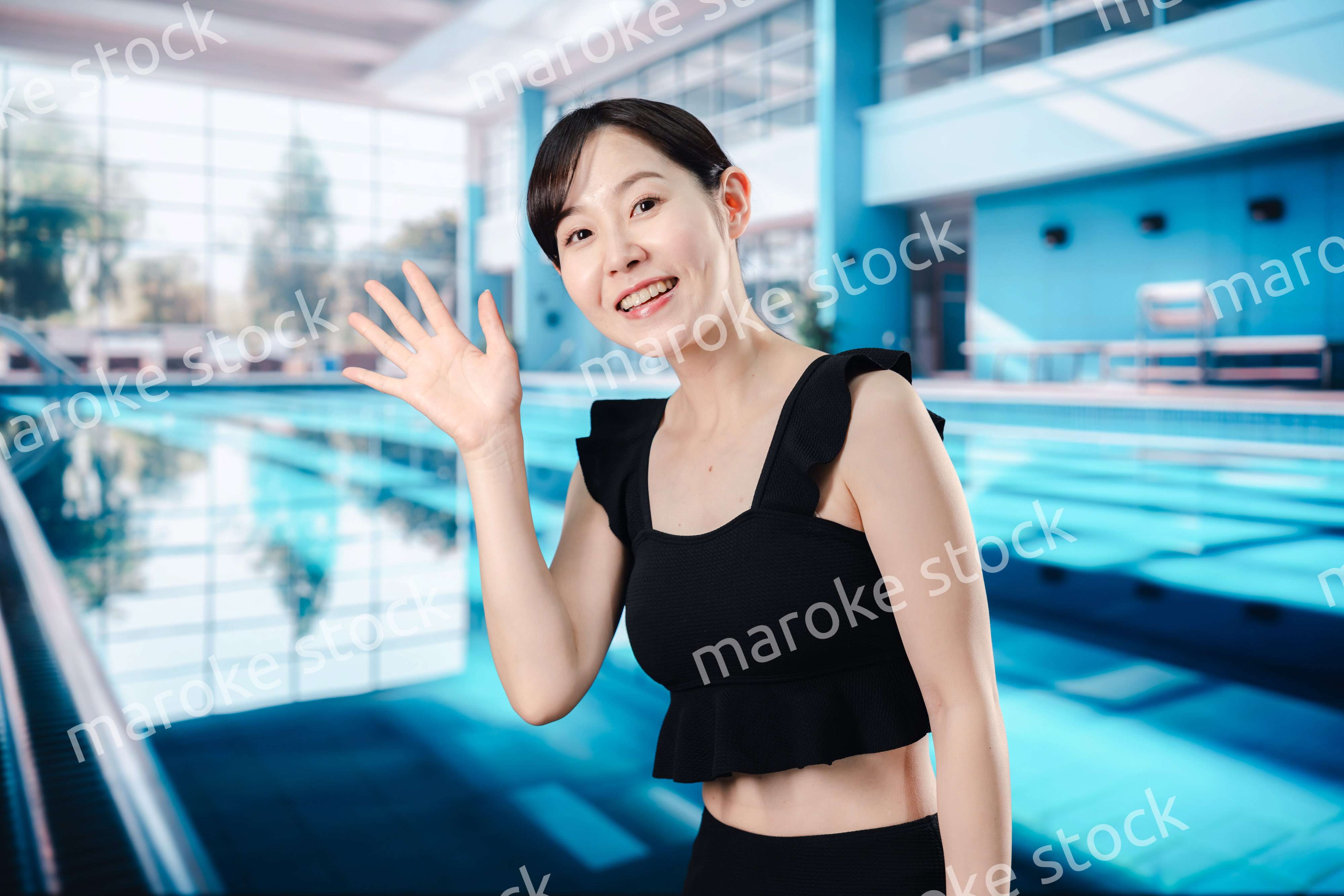 楽しくプールに入る若い女性