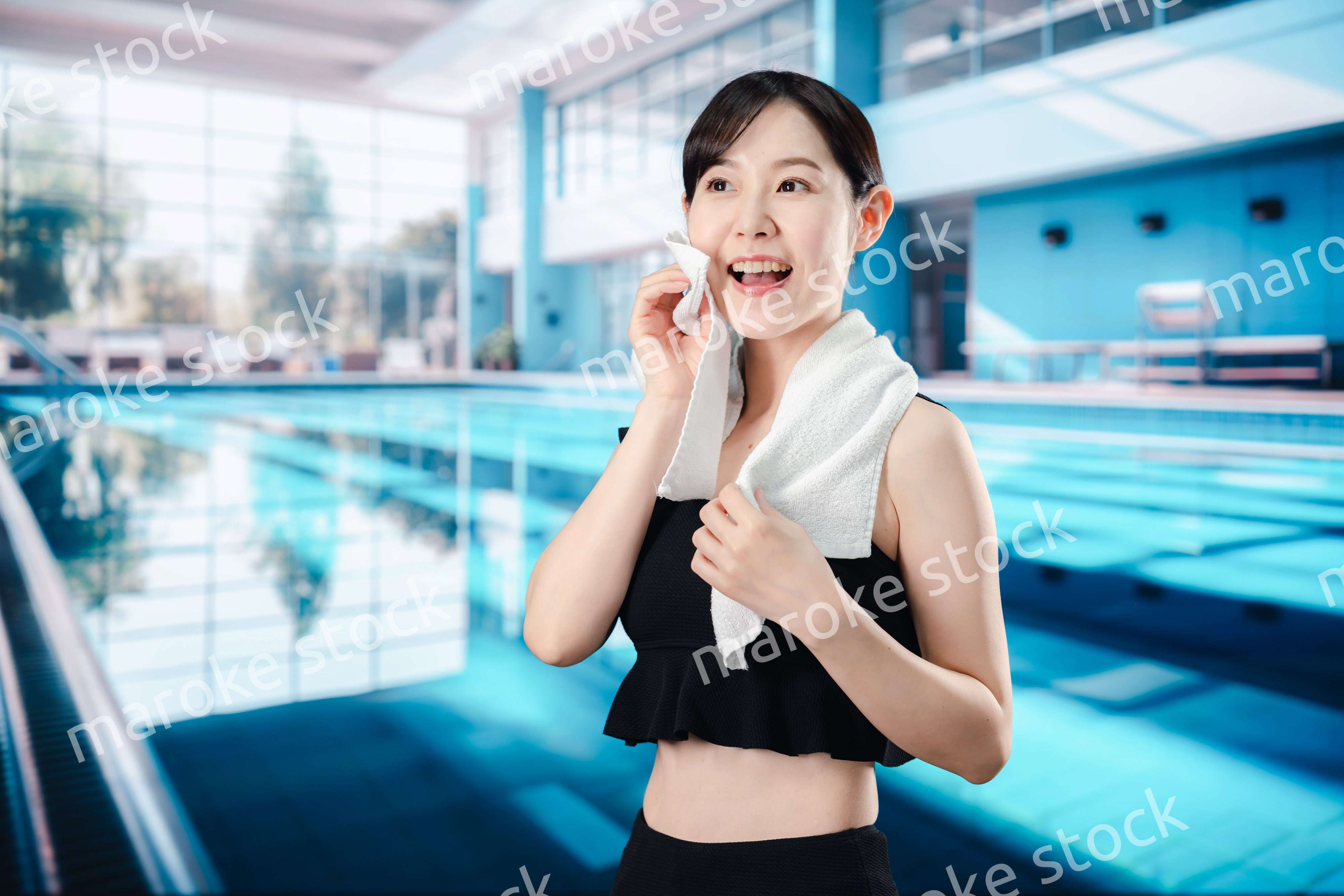 楽しくプールに入る若い女性