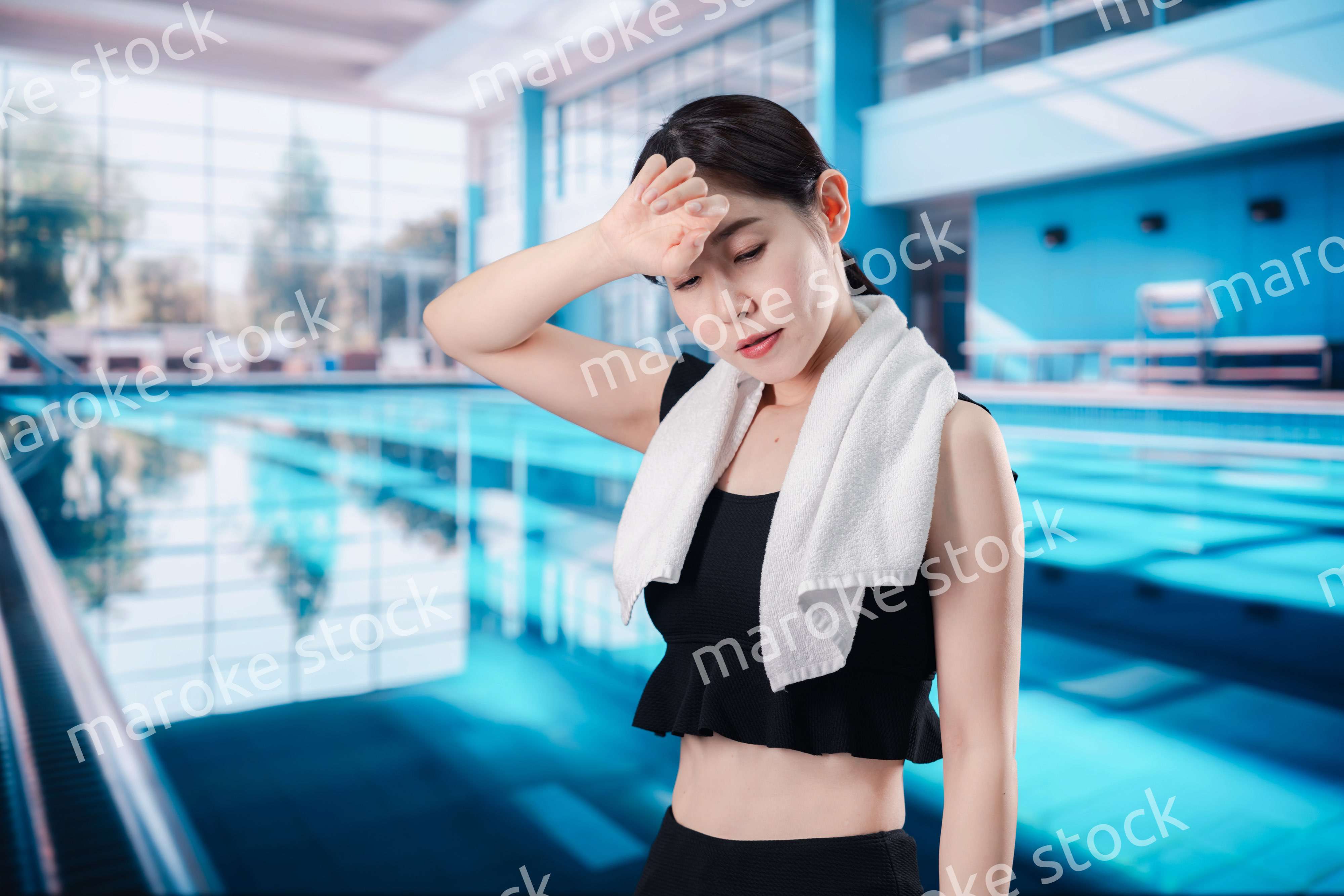 プールでバテる若い女性