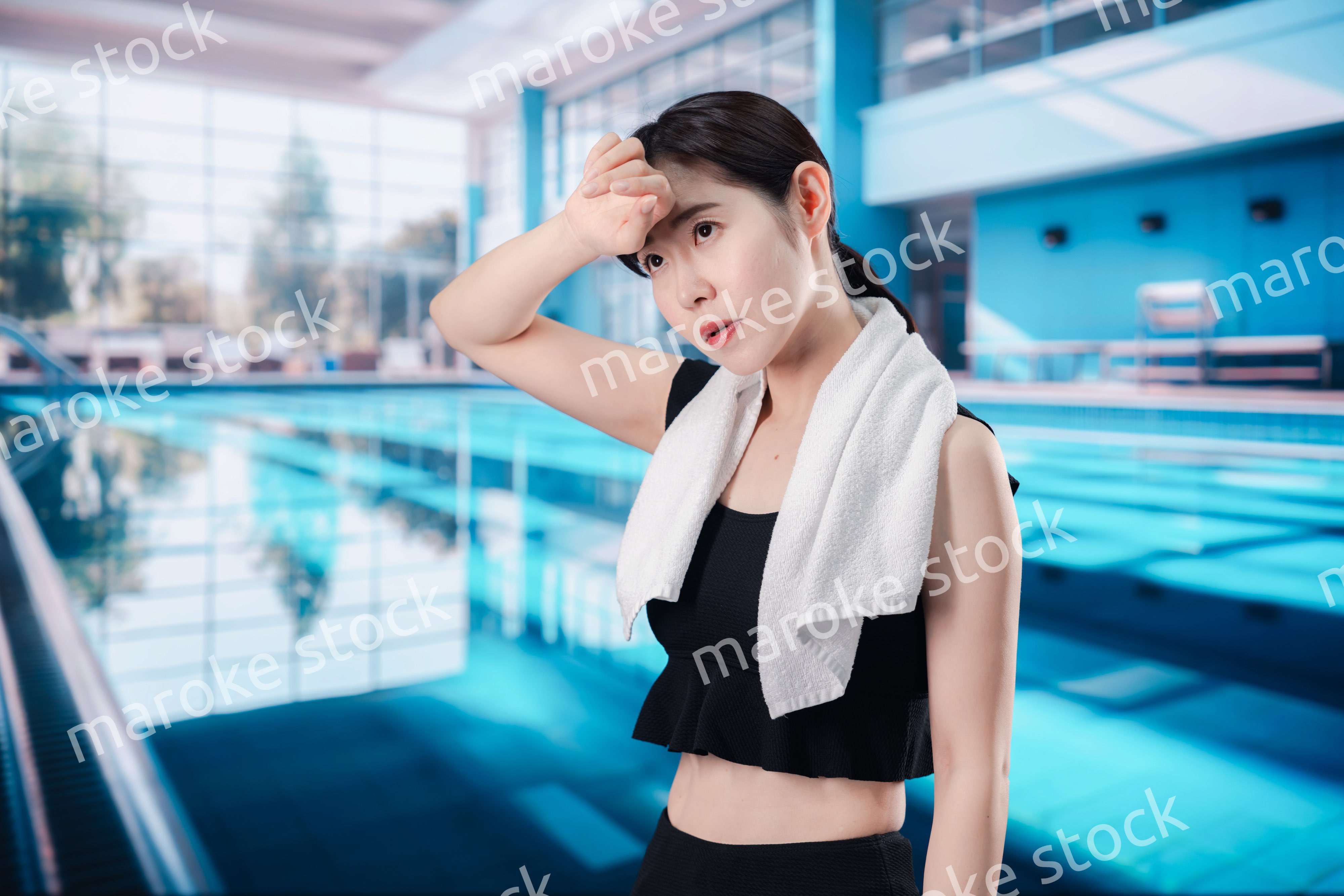 プールでバテる若い女性