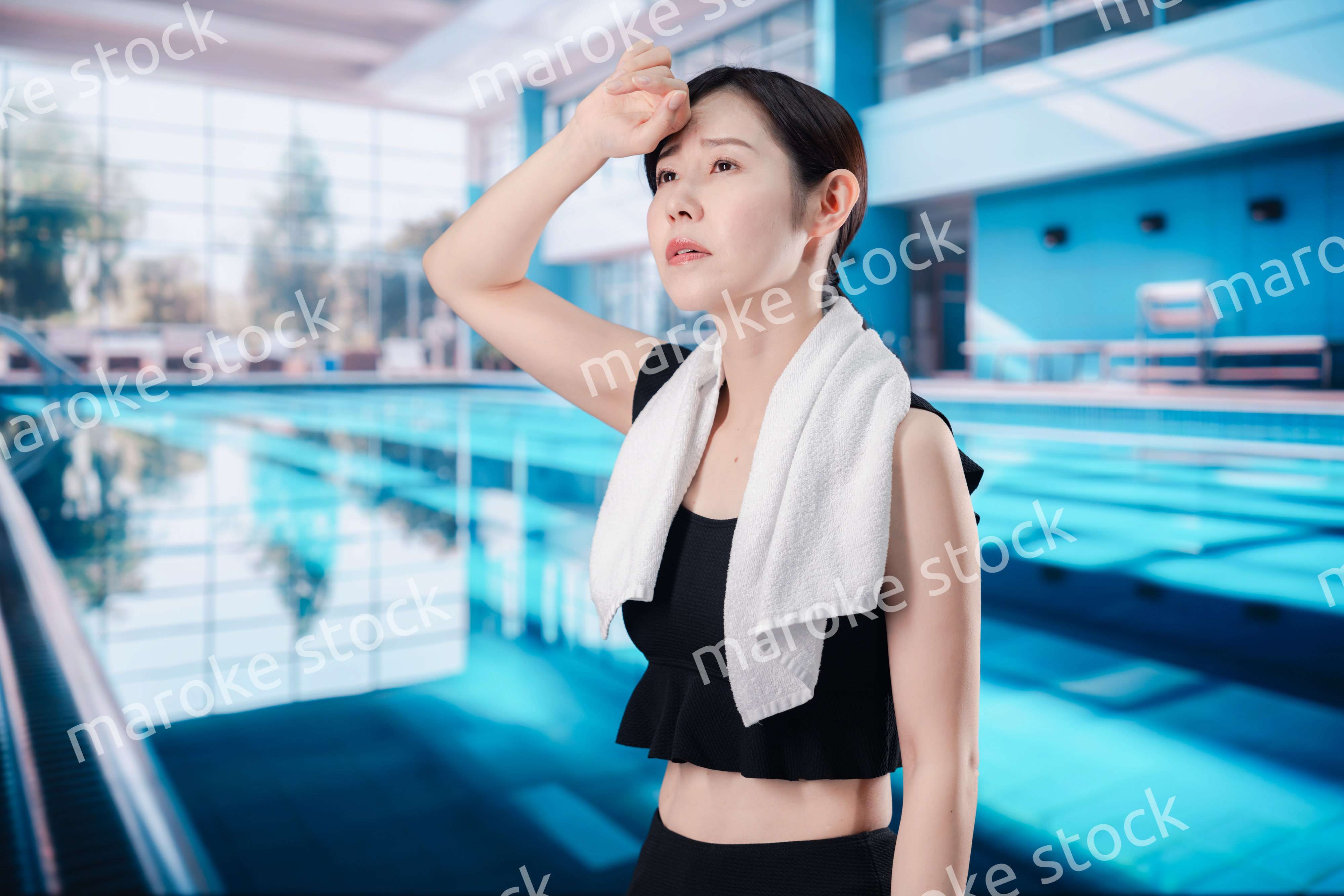 プールでバテる若い女性