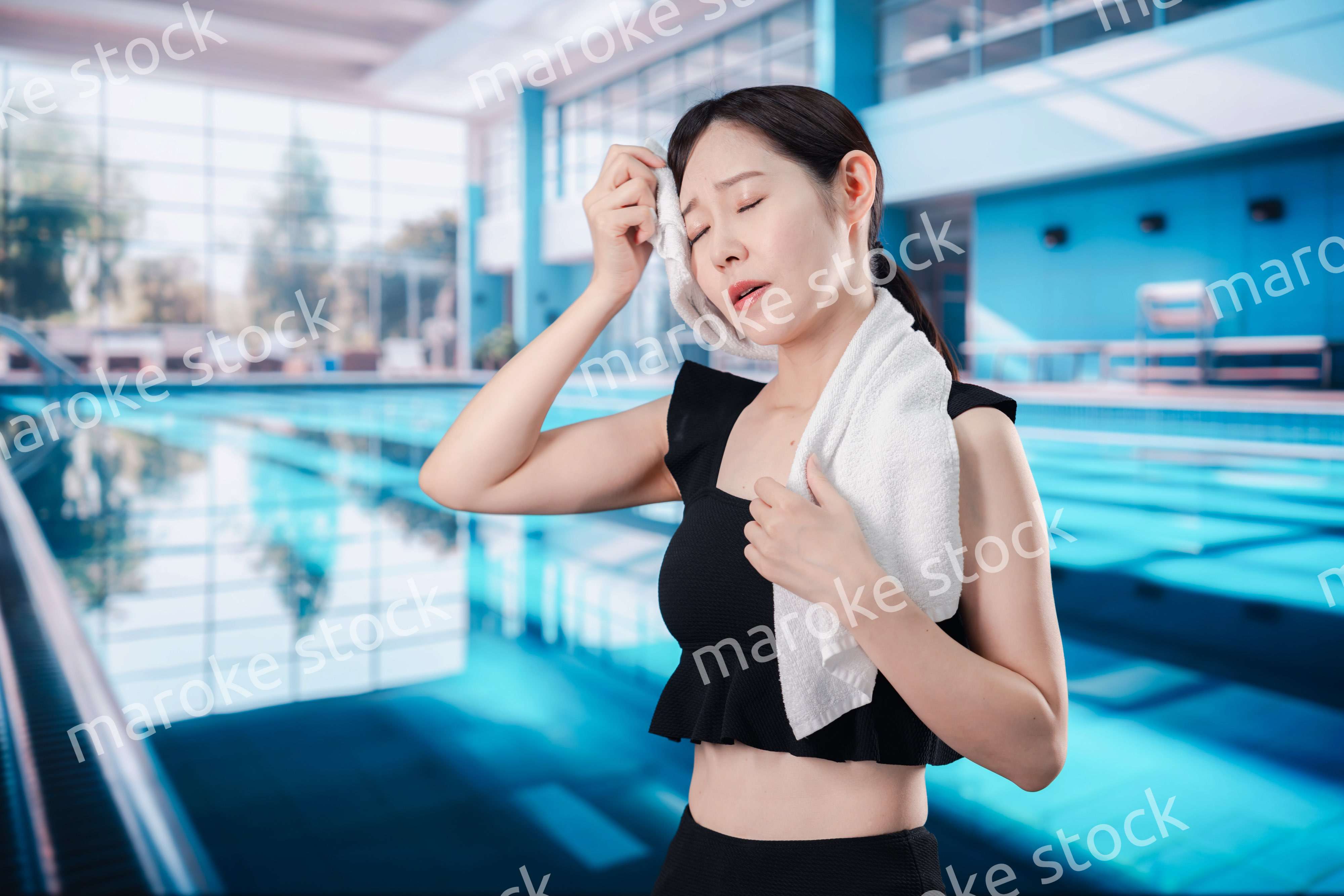 プールでバテる若い女性