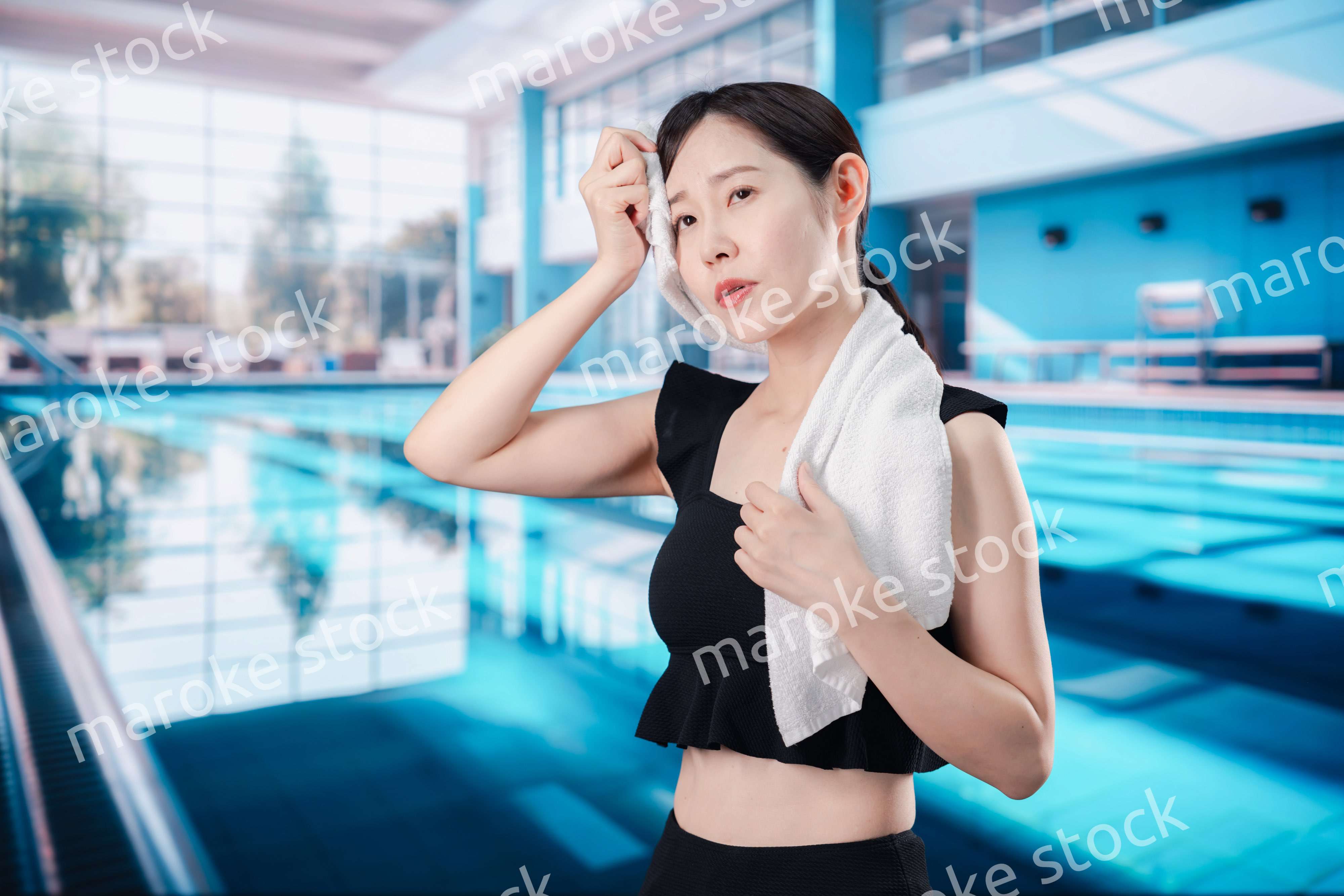 プールでバテる若い女性