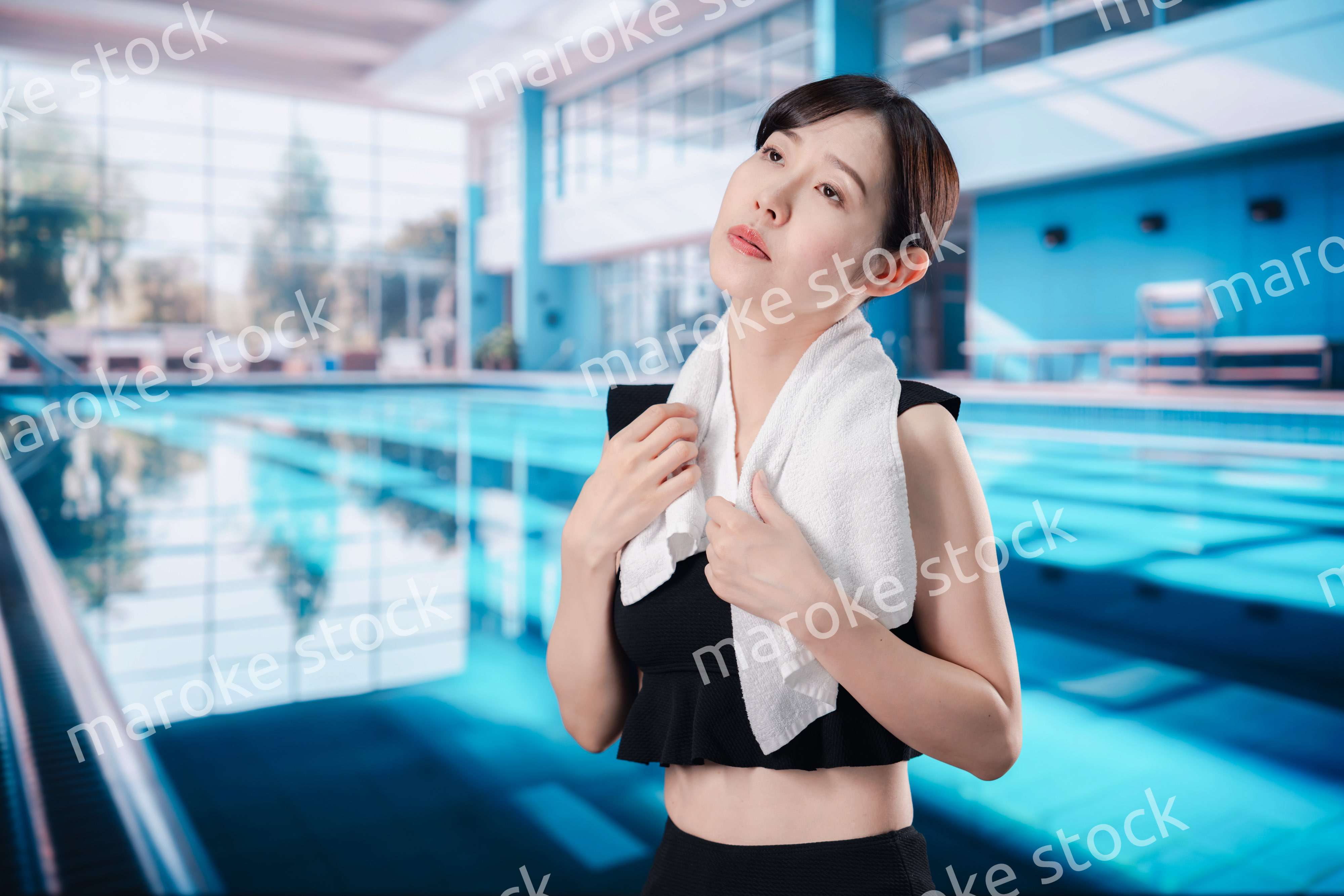プールでバテる若い女性