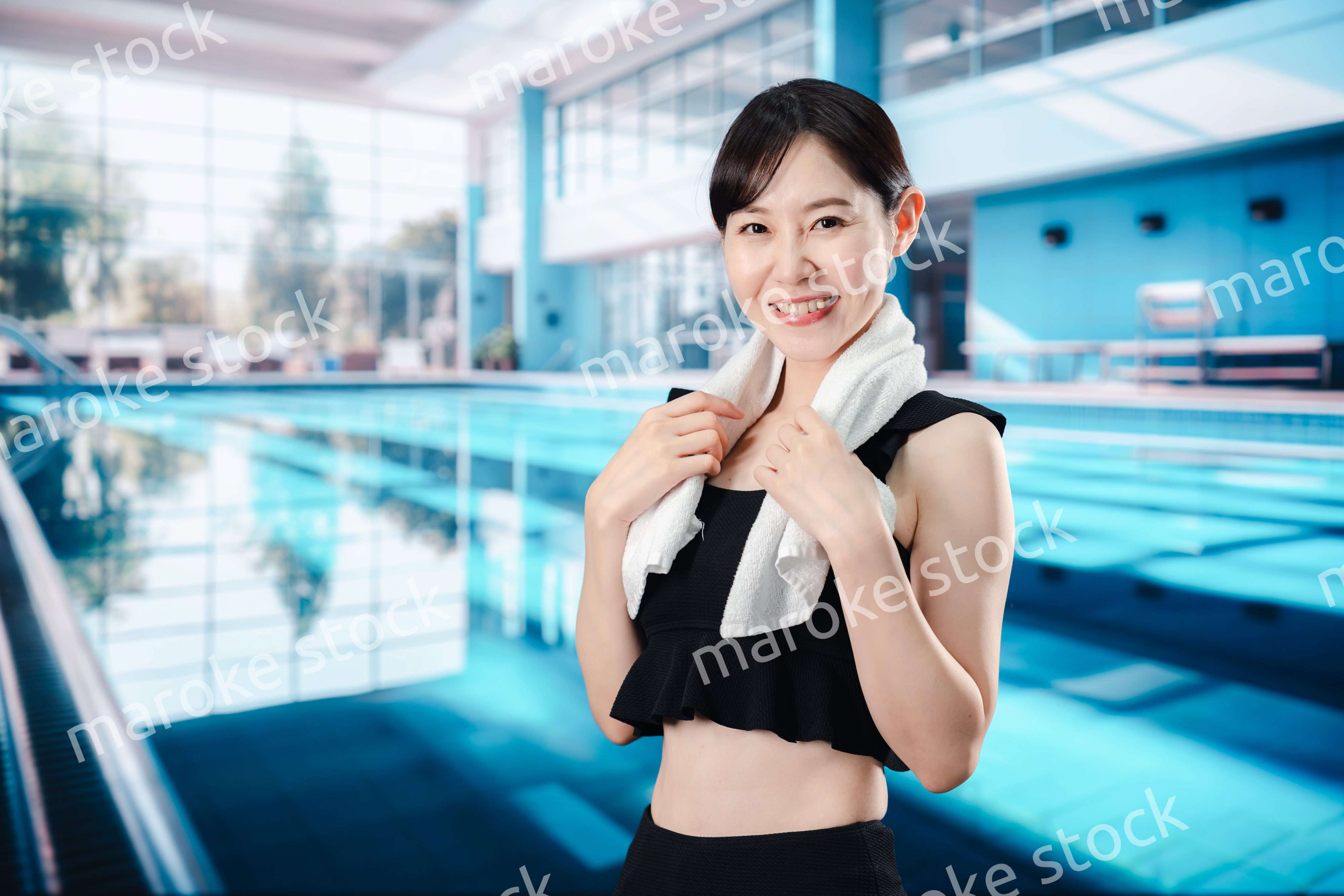 楽しくプールに入る若い女性