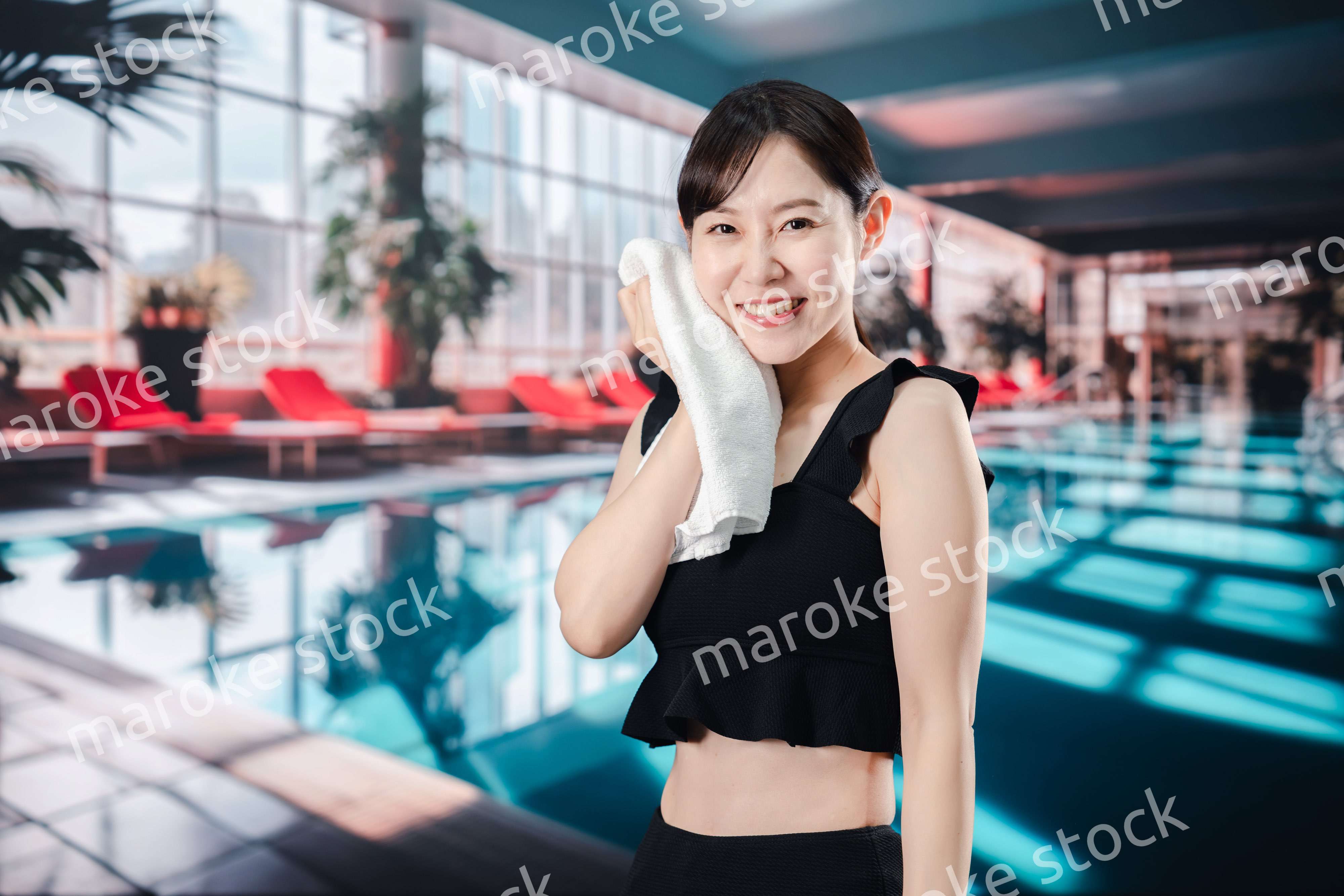 楽しくプールに入る若い女性