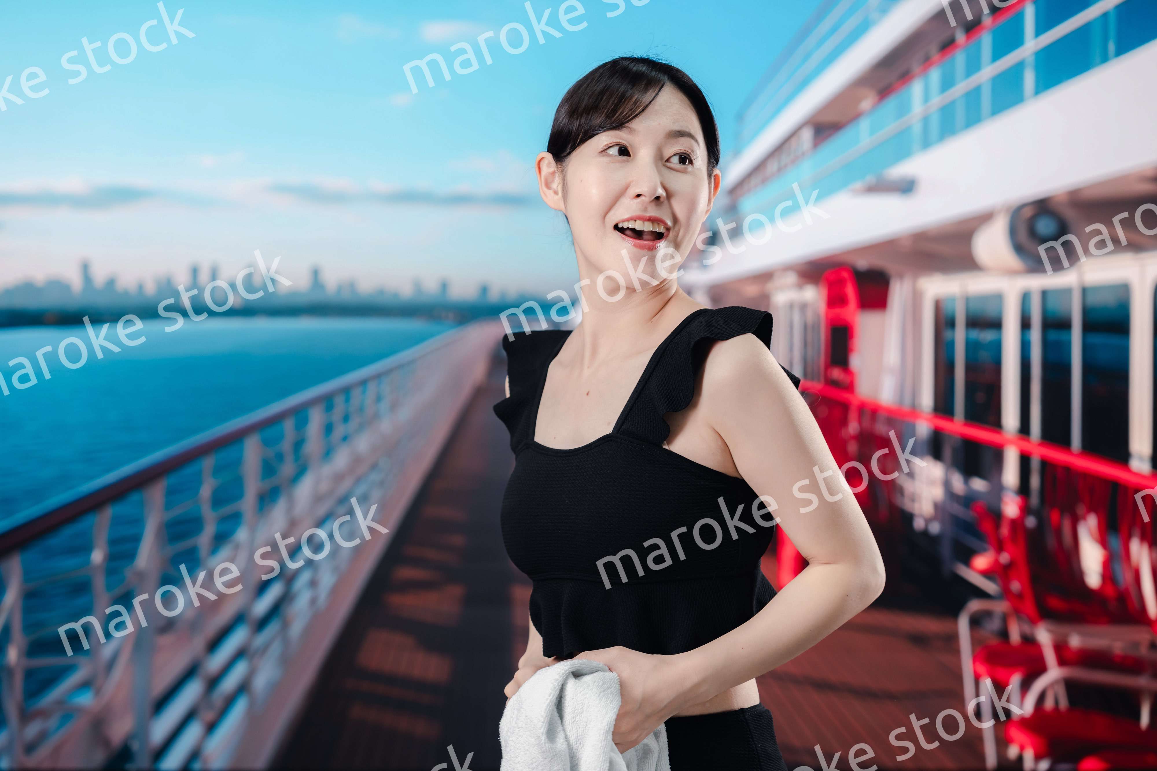 クルーズ船の船内で楽しく過ごす若い女性