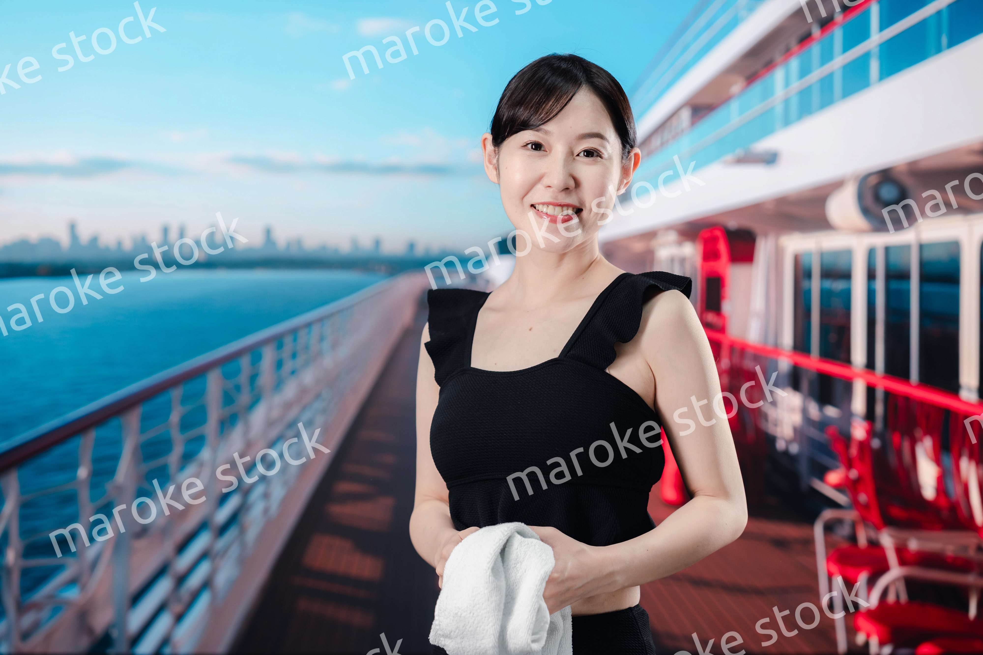 クルーズ船の船内で楽しく過ごす若い女性