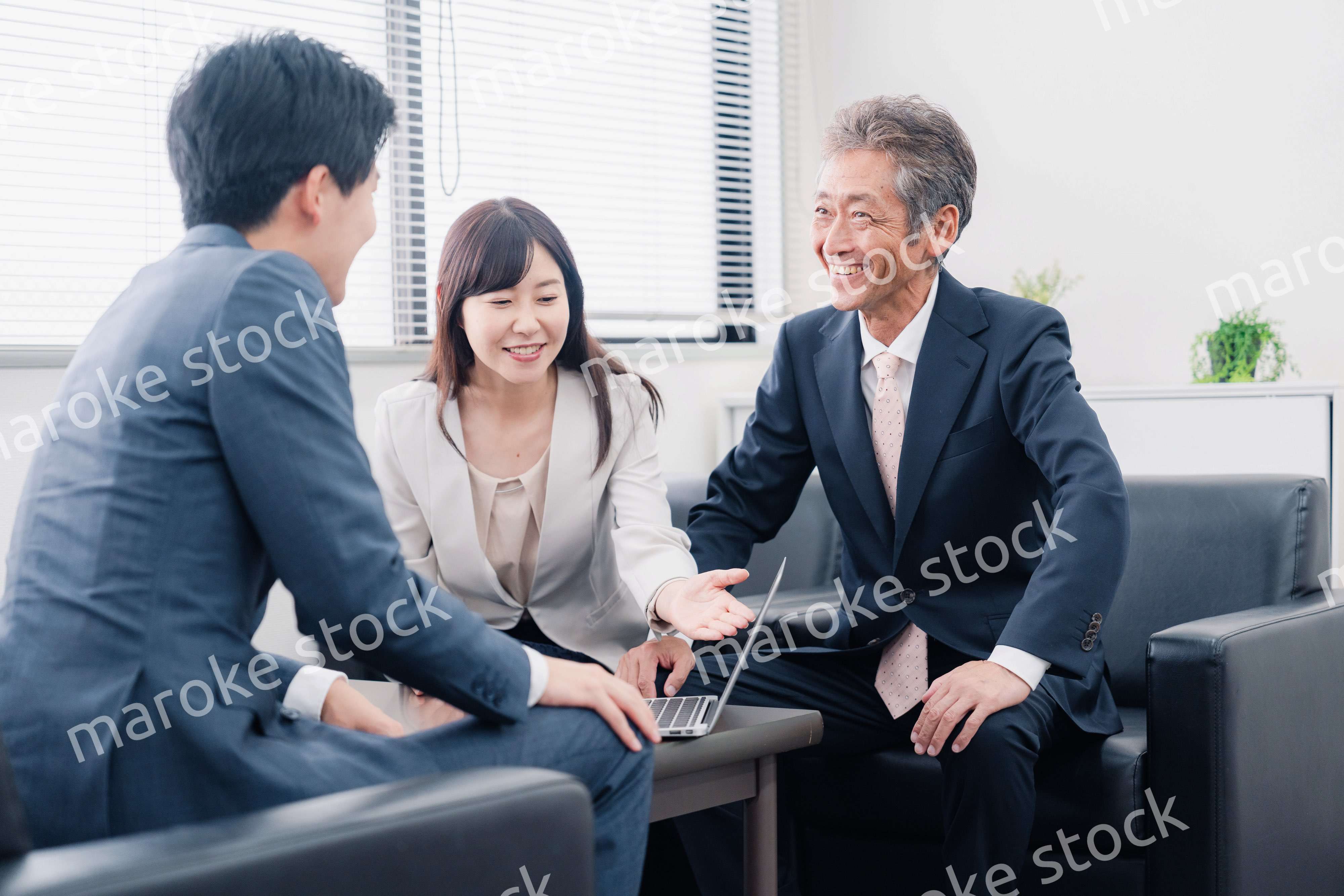 にこやかに商談をするビジネスパーソン