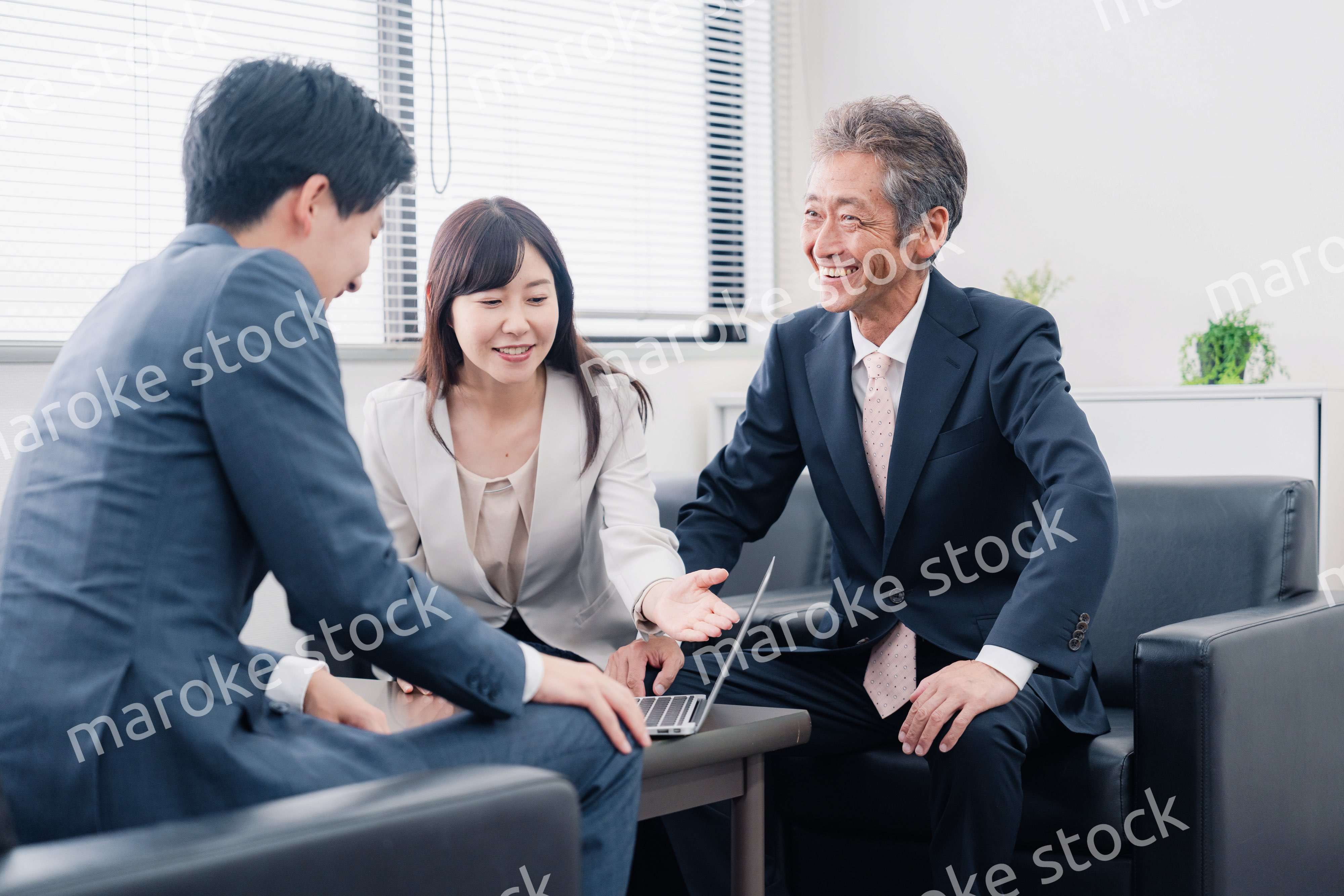 にこやかに商談をするビジネスパーソン