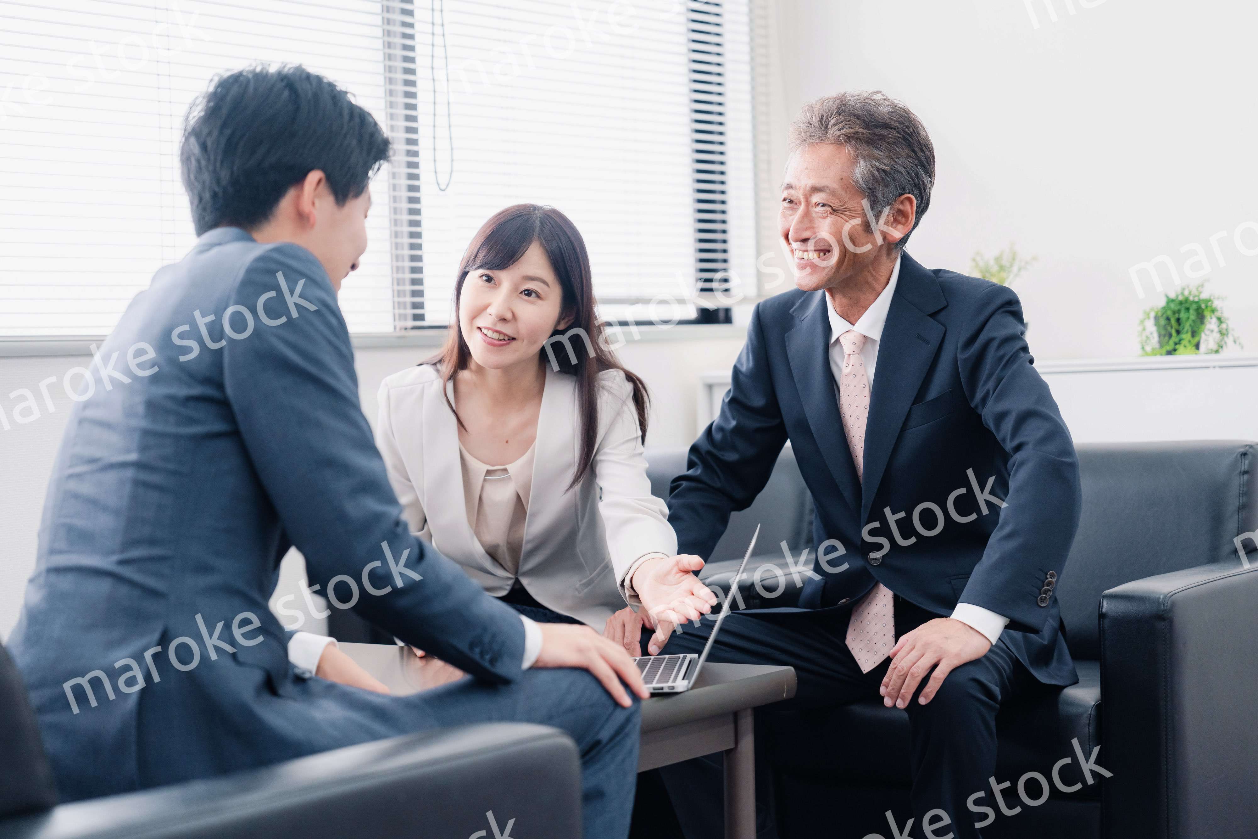 にこやかに商談をするビジネスパーソン