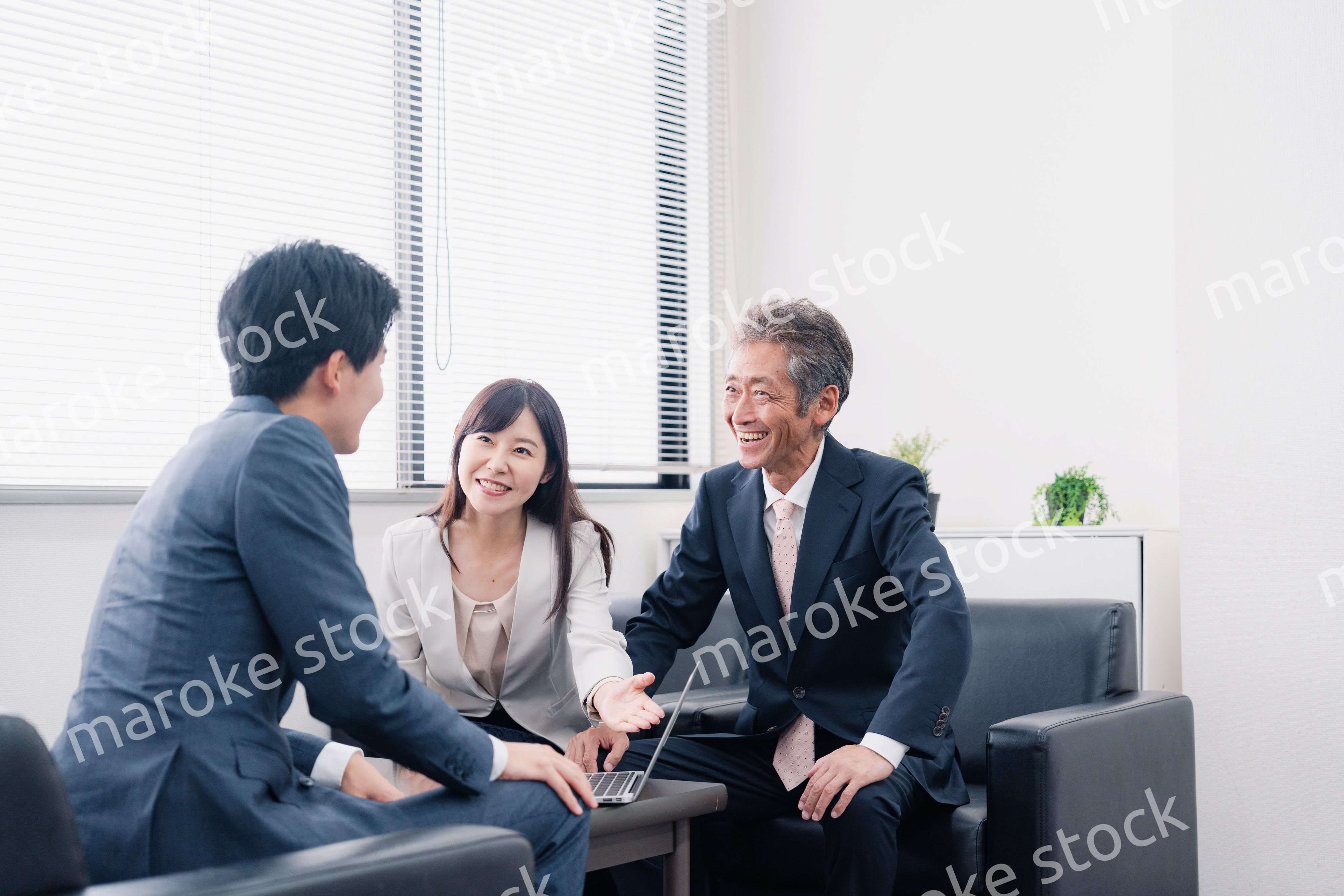 にこやかに商談をするビジネスパーソン