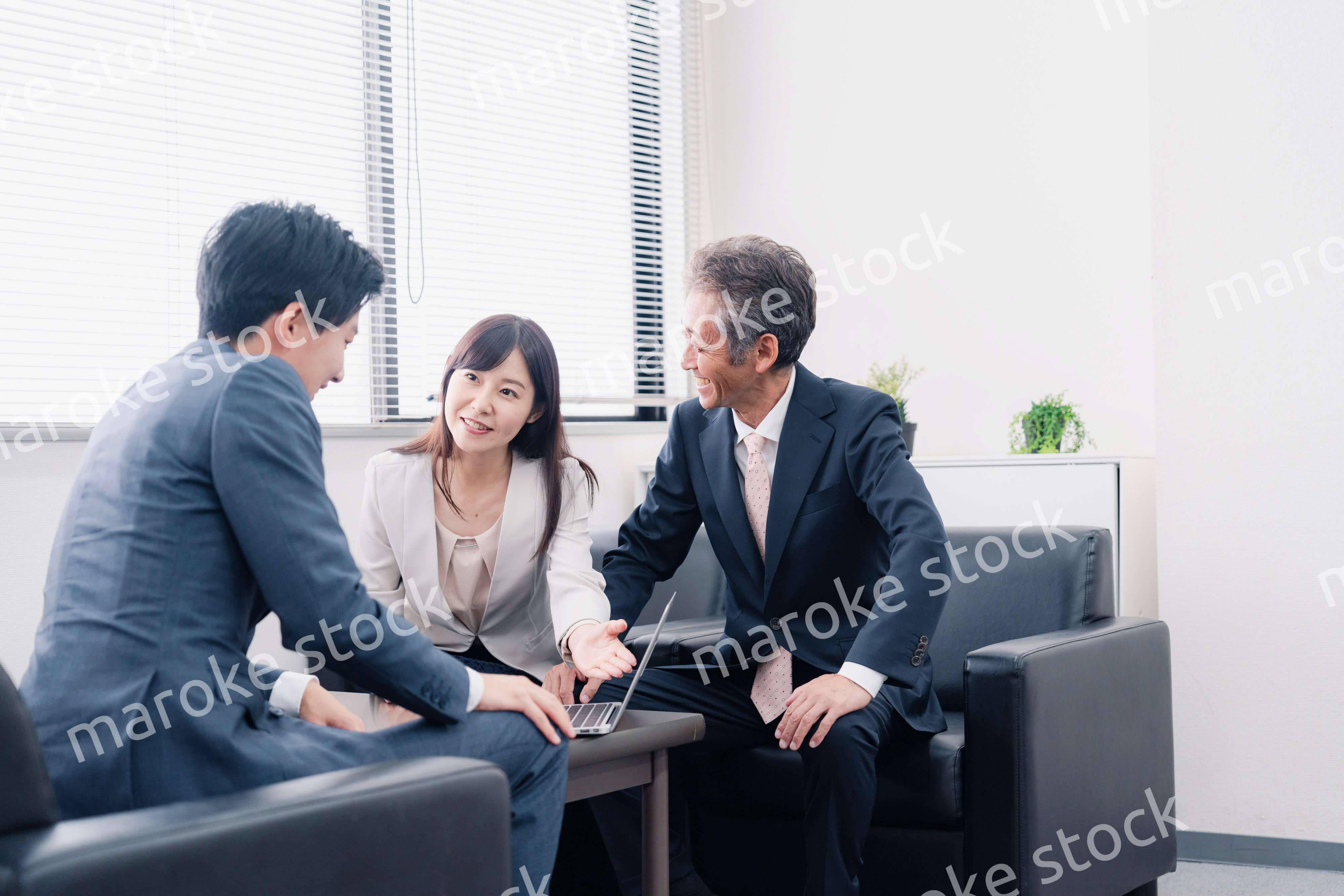 にこやかに商談をするビジネスパーソン