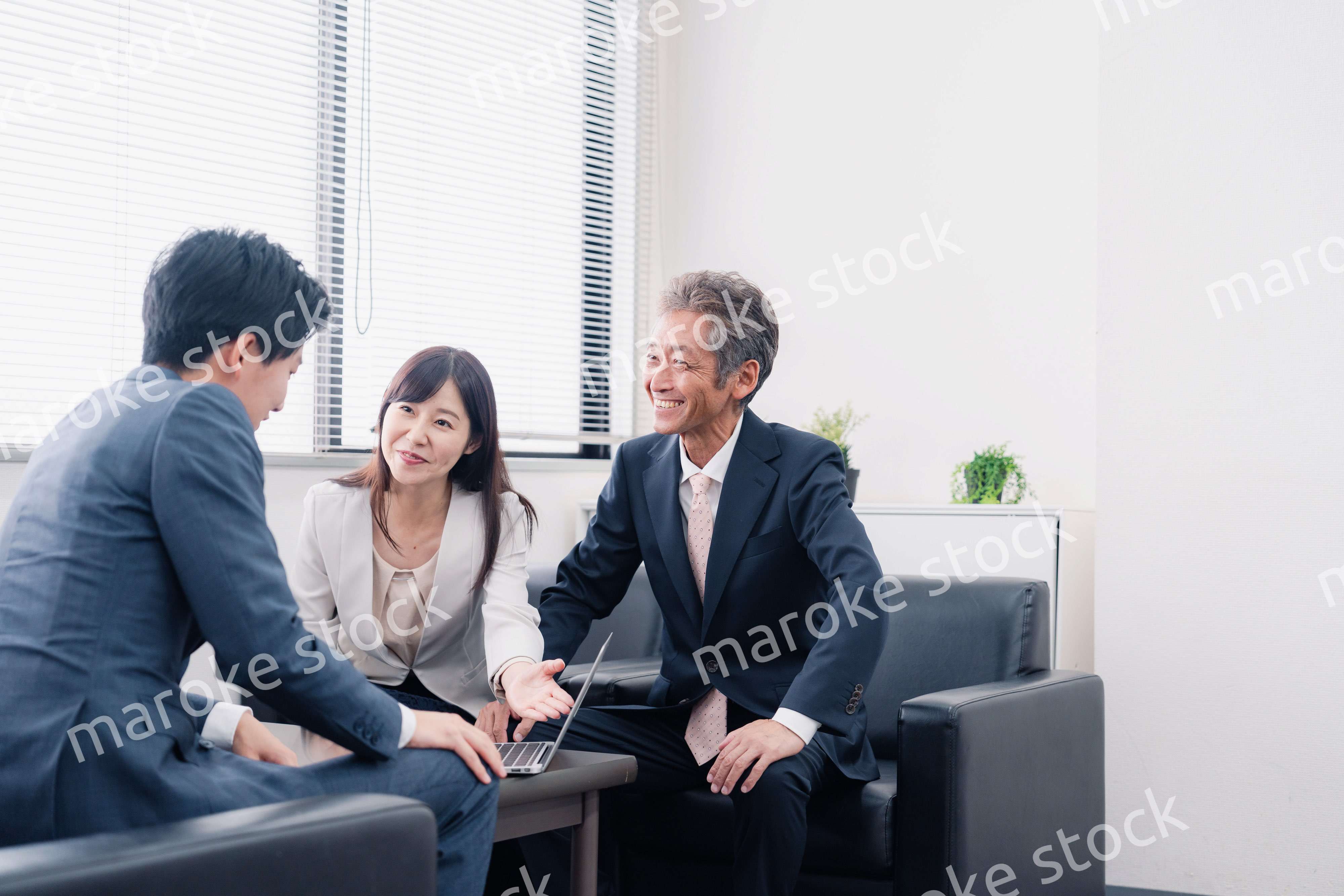 にこやかに商談をするビジネスパーソン