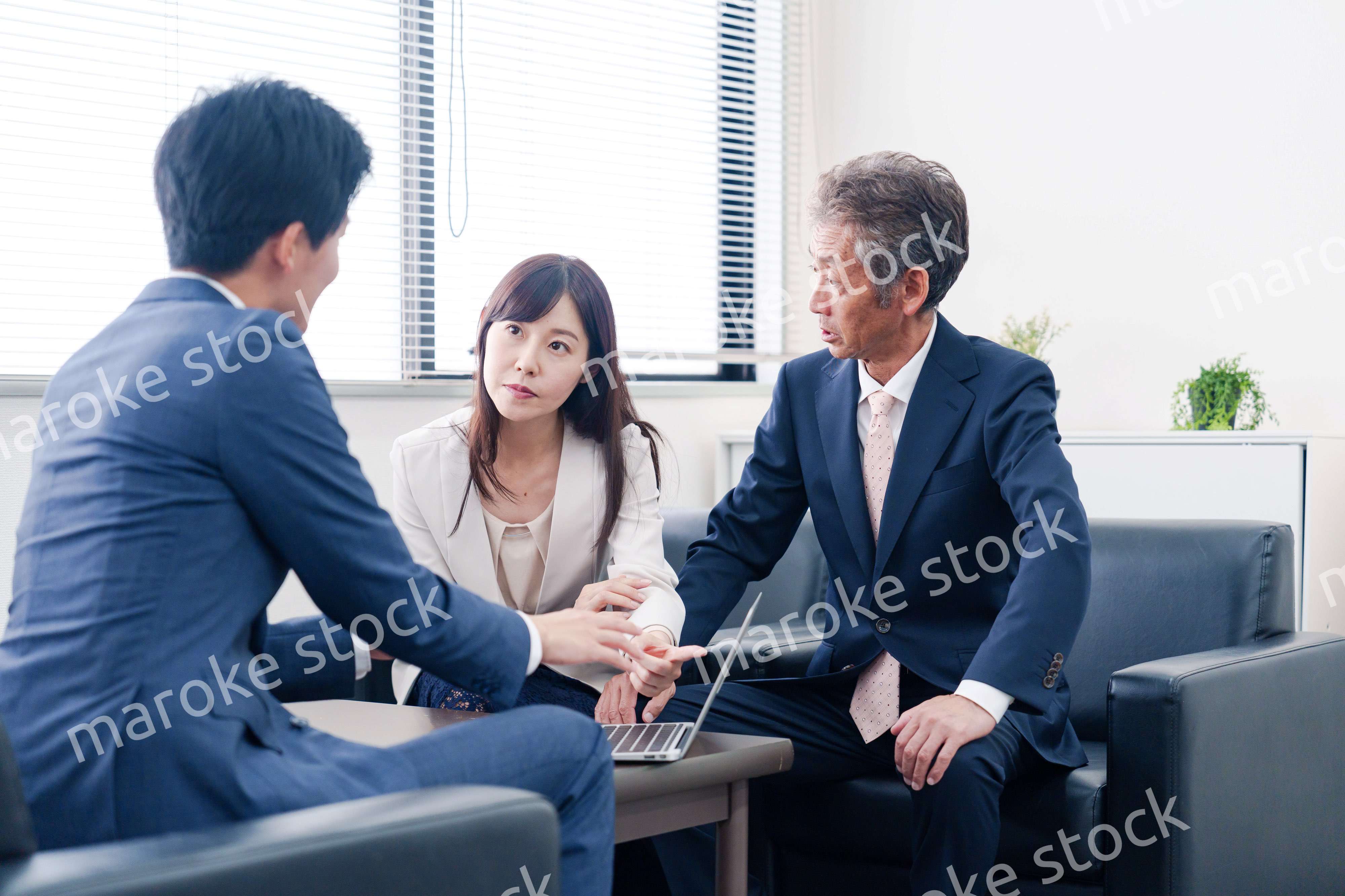 不祥事で処分される男性のビジネスマン