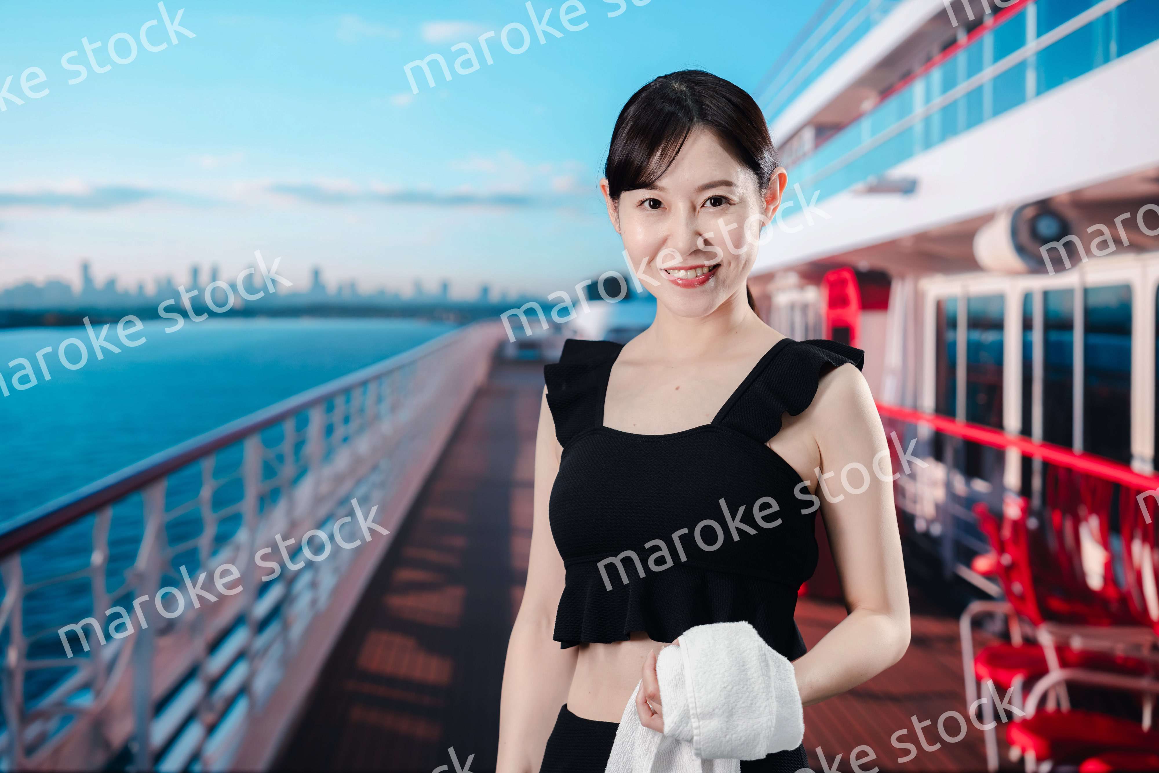 クルーズ船の船内で楽しく過ごす若い女性