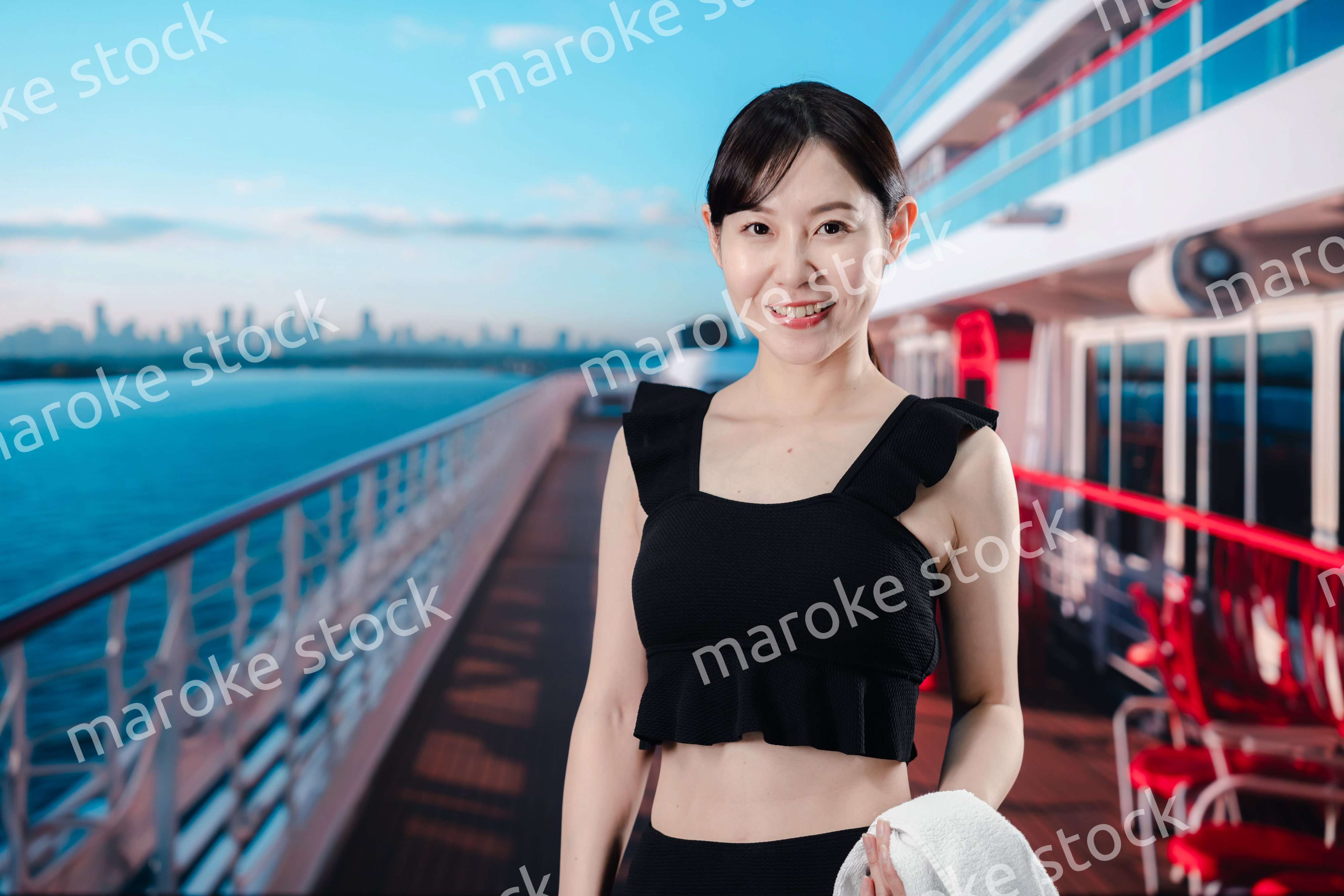 クルーズ船の船内で楽しく過ごす若い女性