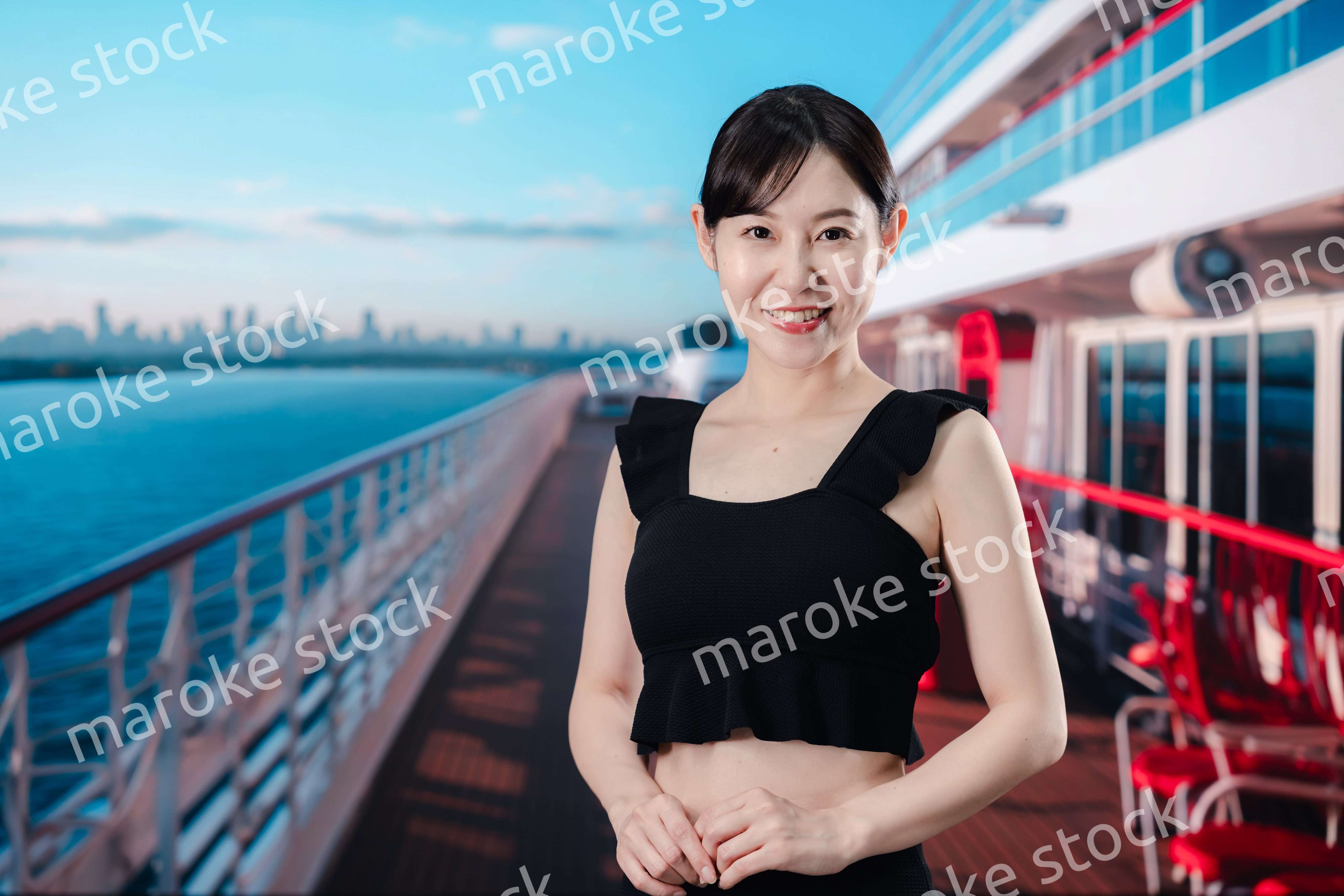 クルーズ船の船内で楽しく過ごす若い女性