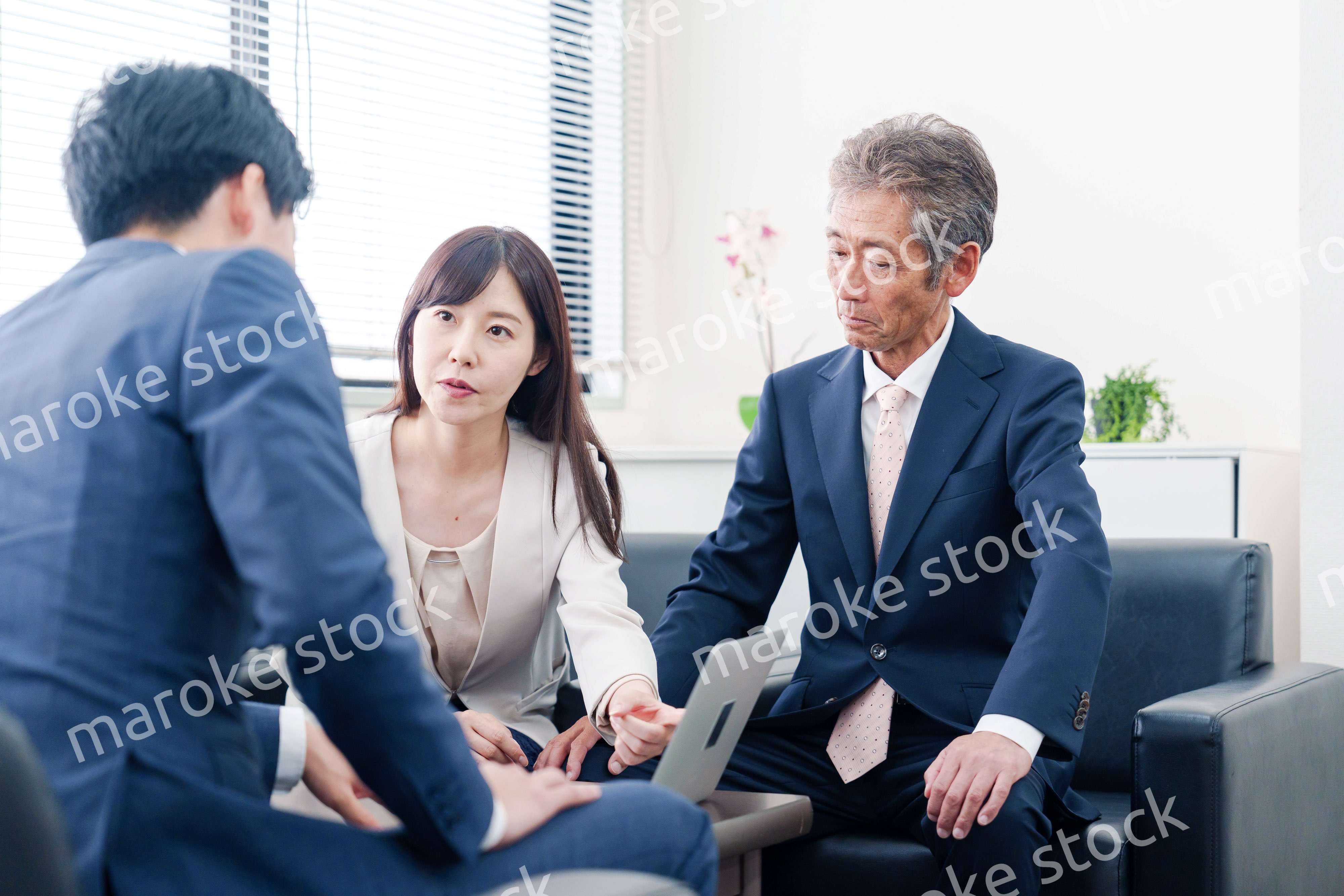 不祥事で処分される男性のビジネスマン