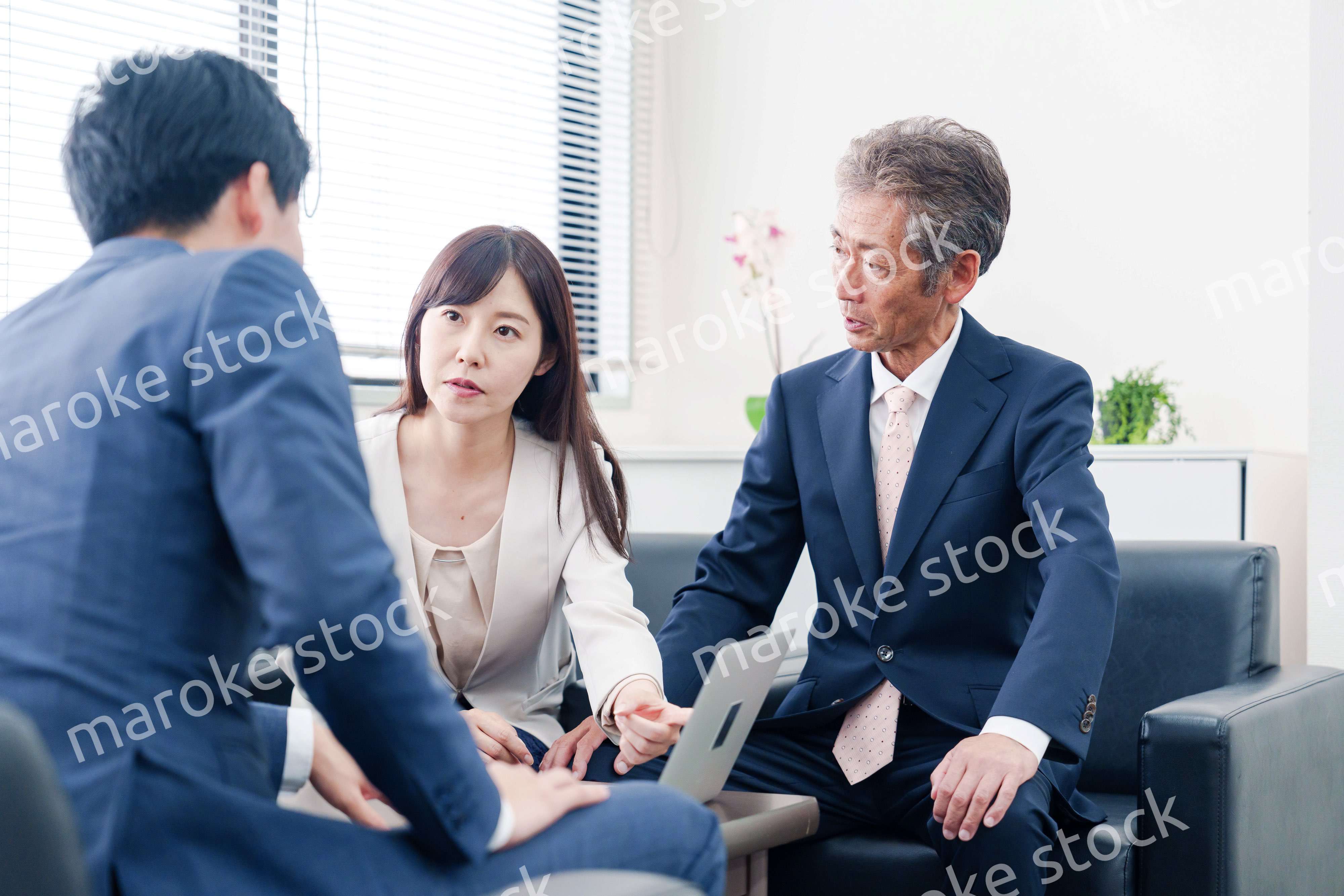 不祥事で処分される男性のビジネスマン