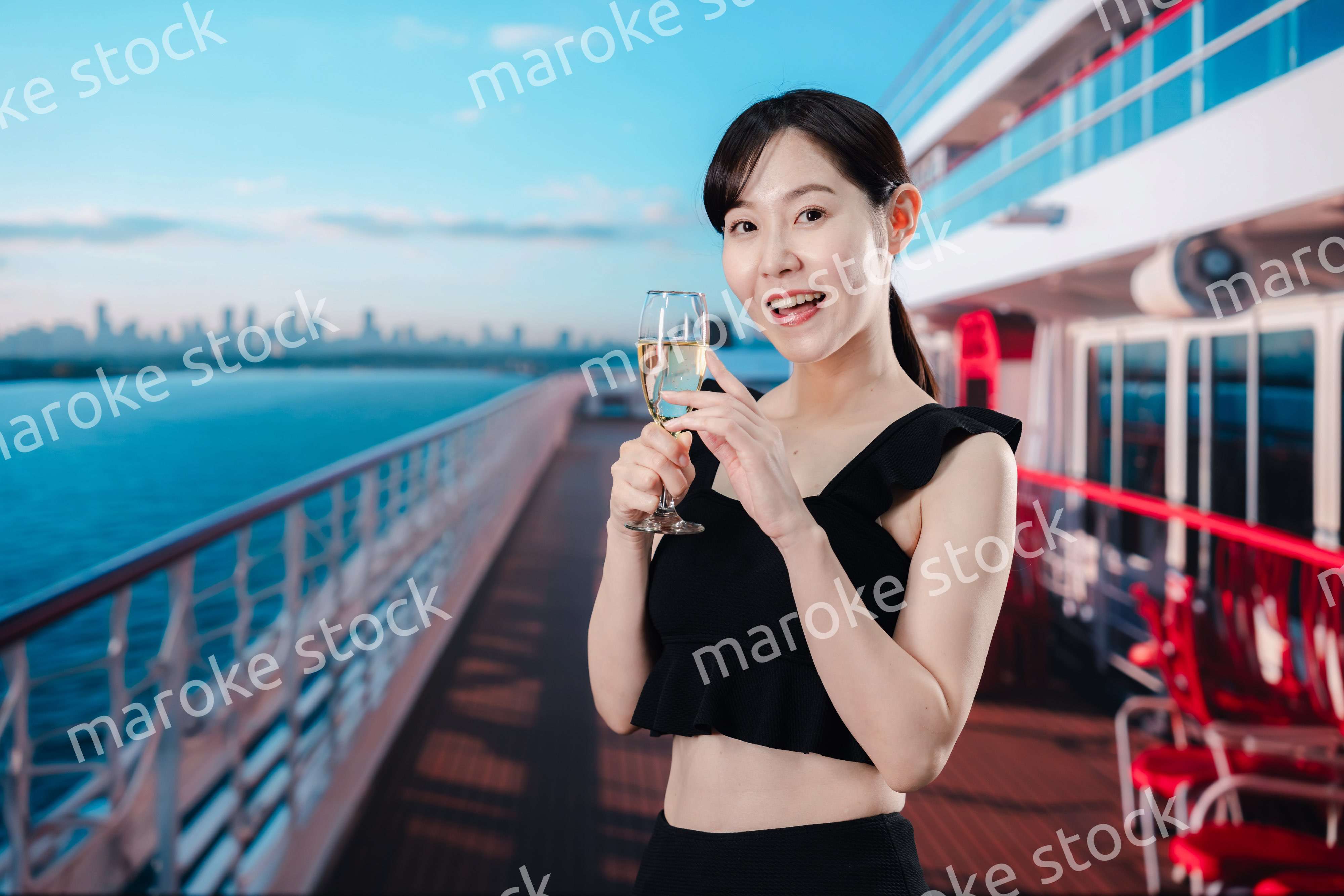 クルーズ船の船内で楽しく過ごす若い女性