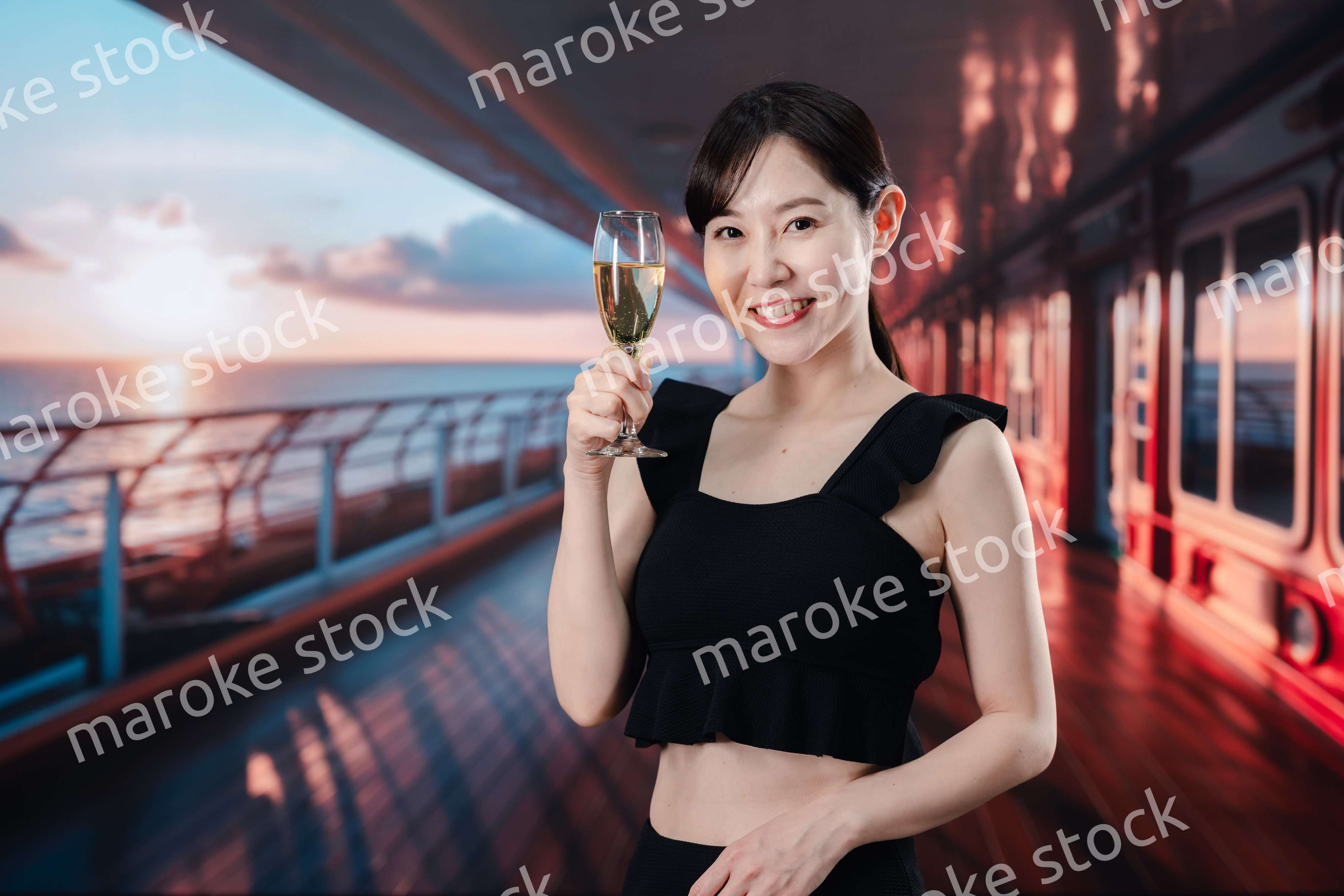 クルーズ船の船内で楽しく過ごす若い女性