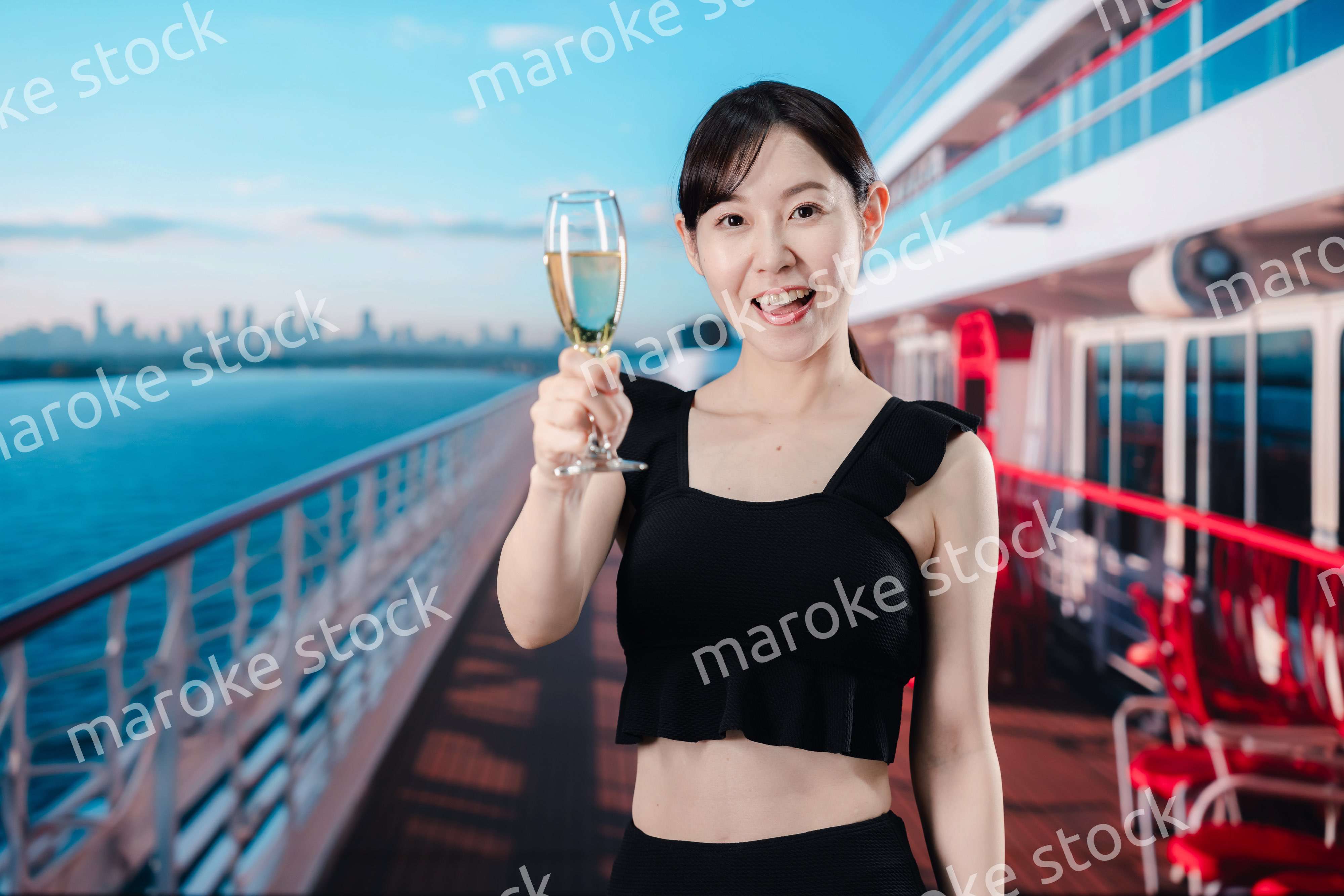 クルーズ船の船内で楽しく過ごす若い女性