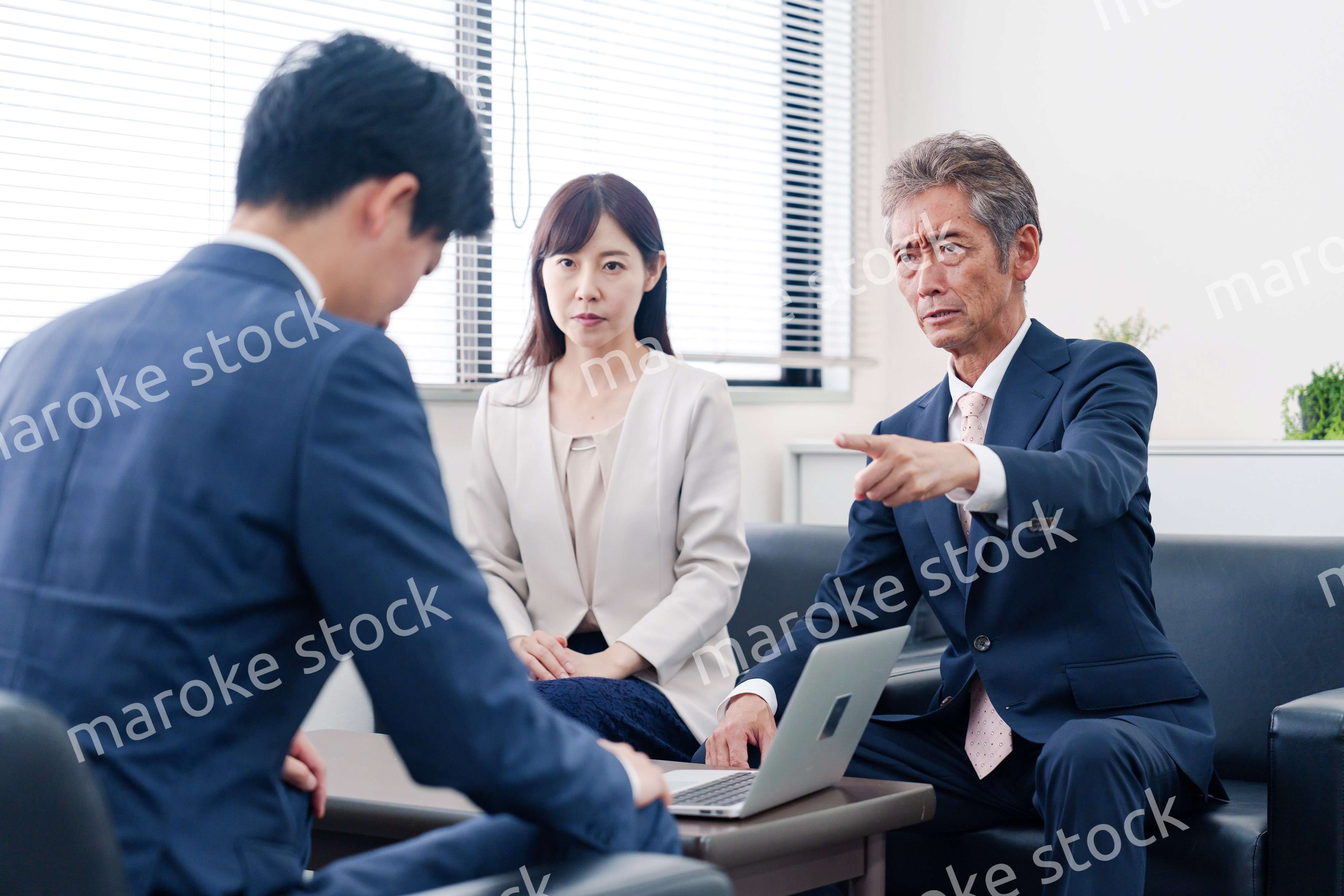 不祥事で処分される男性のビジネスマン