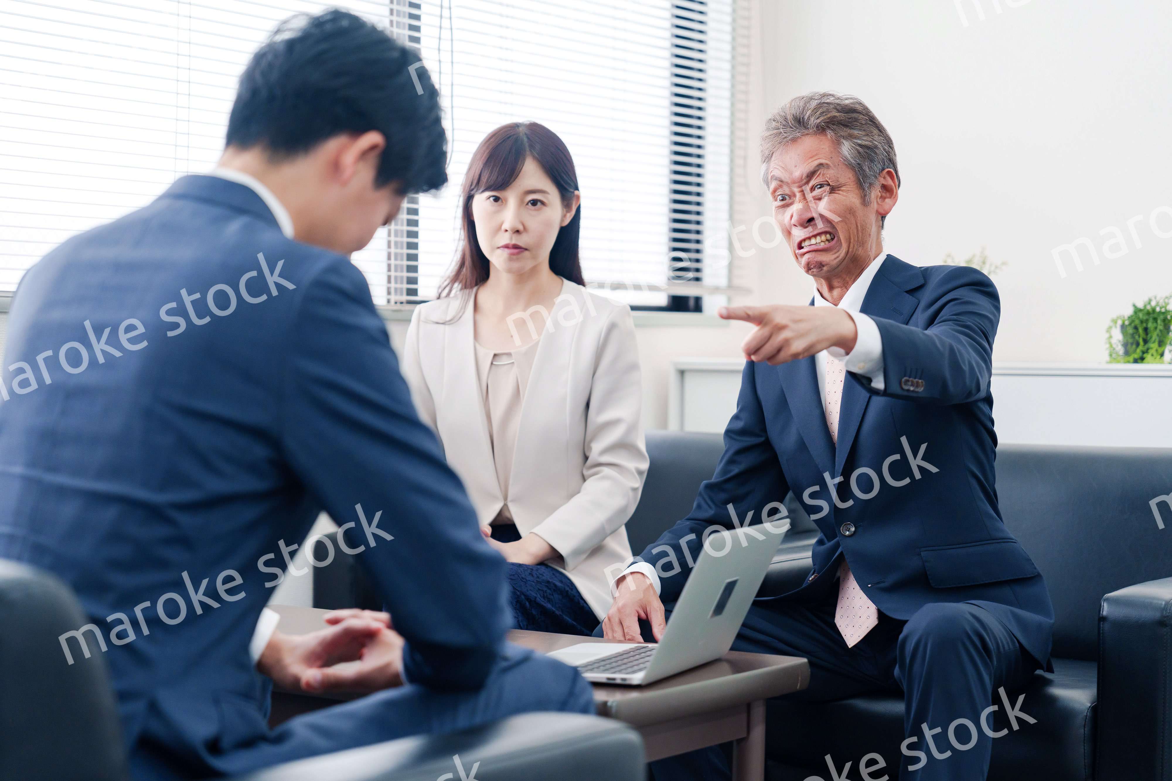 不祥事で処分される男性のビジネスマン