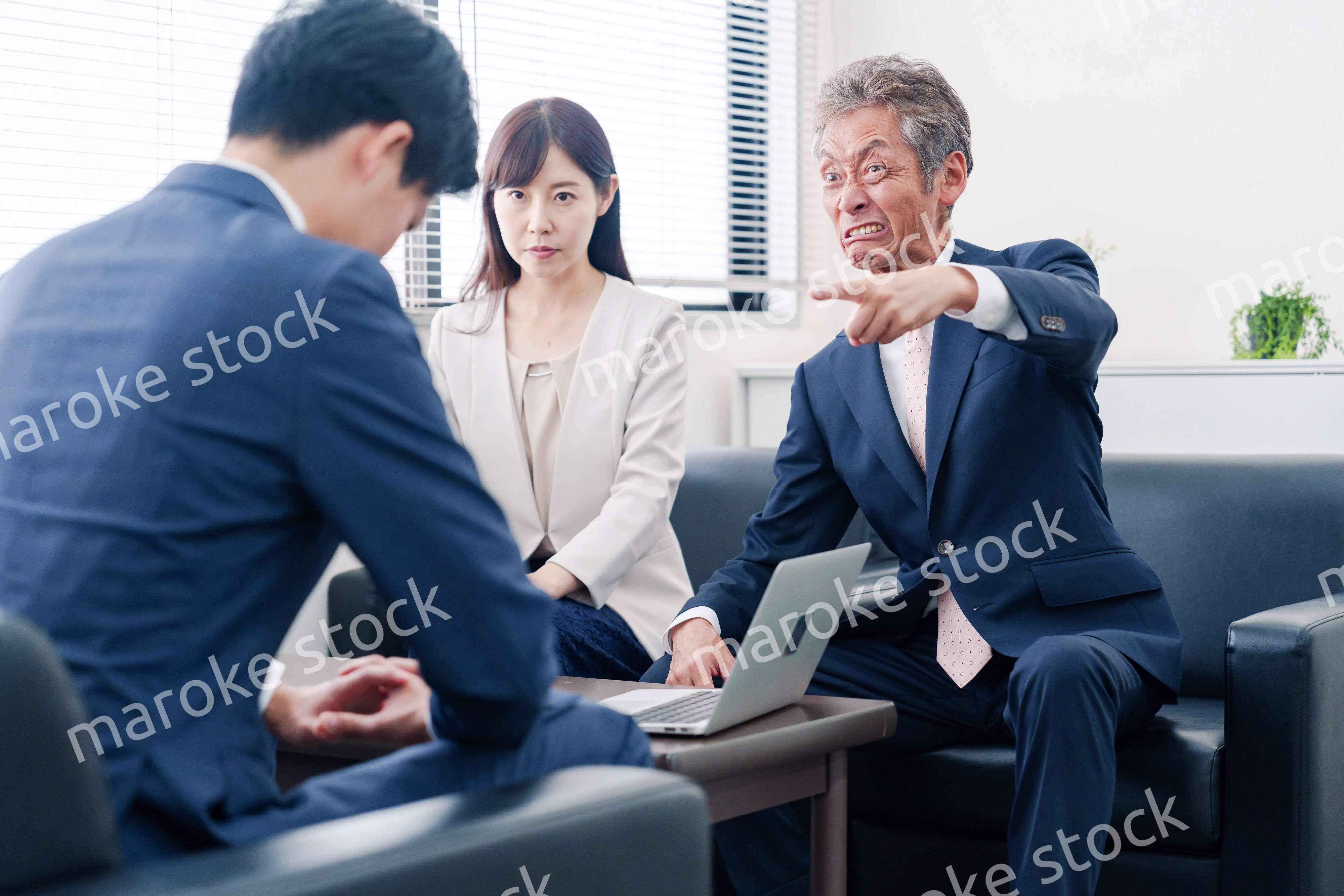 不祥事で処分される男性のビジネスマン