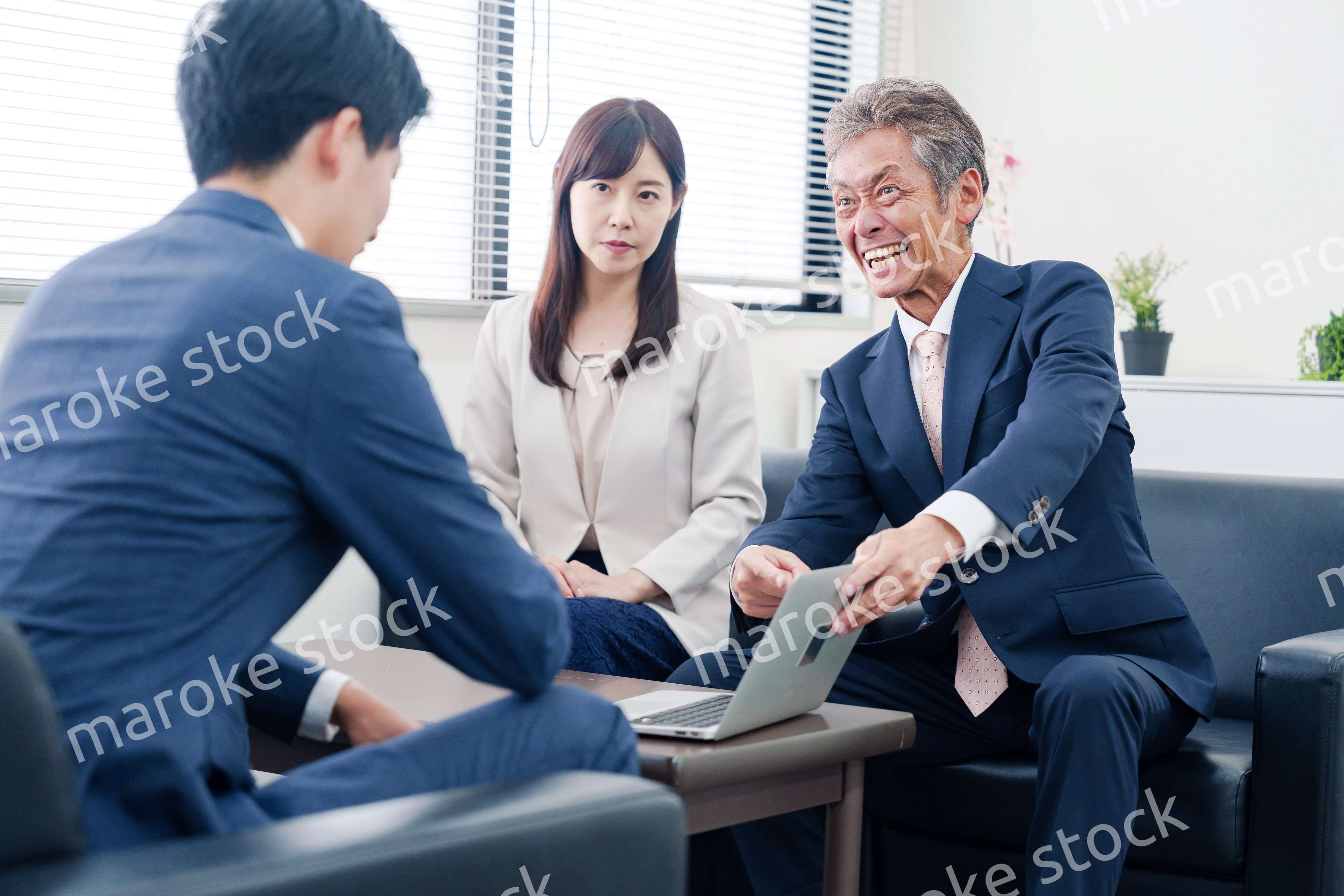 不祥事で処分される男性のビジネスマン